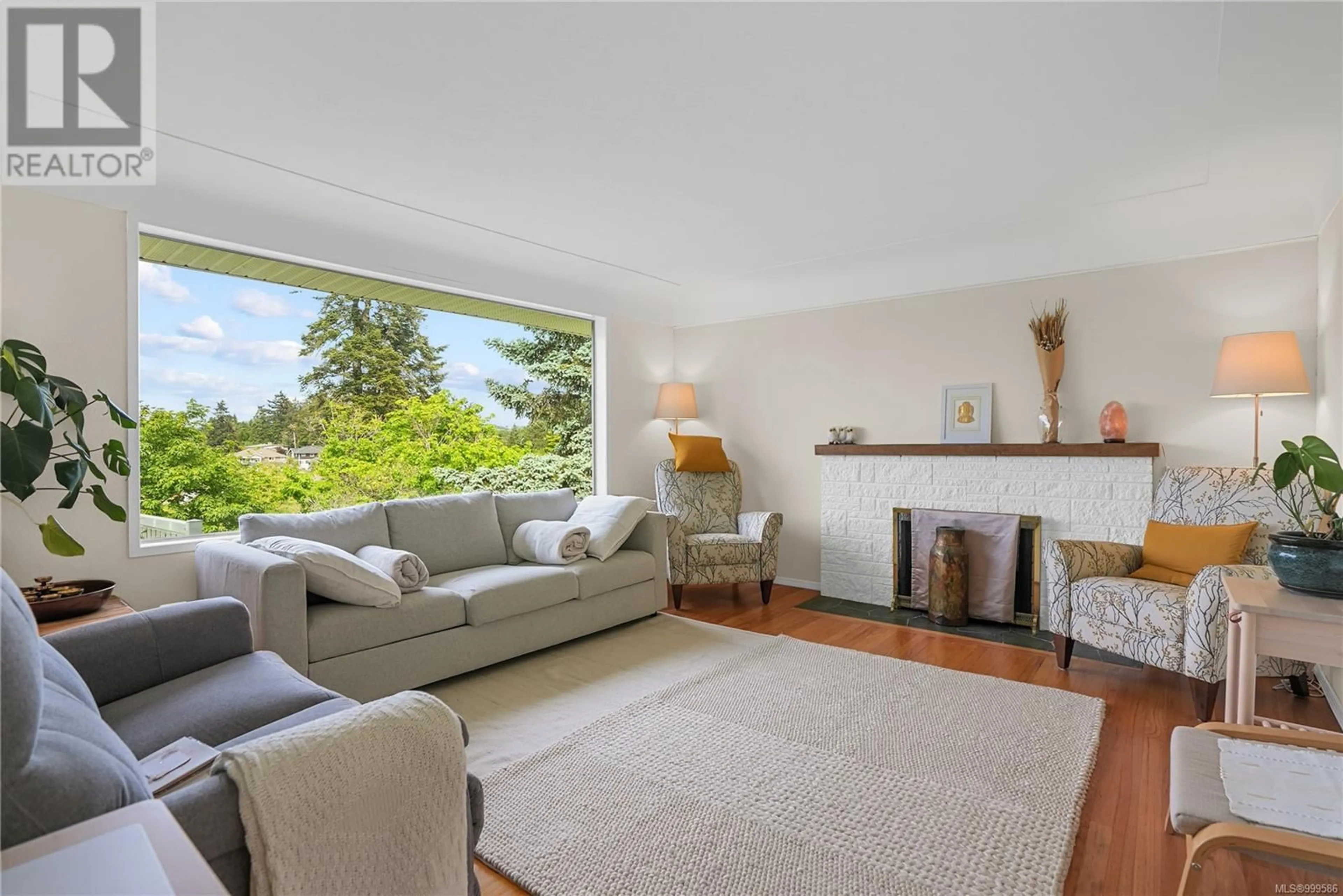 Living room with furniture, unknown for 736 JASMINE AVENUE, Saanich British Columbia V8Z2N9