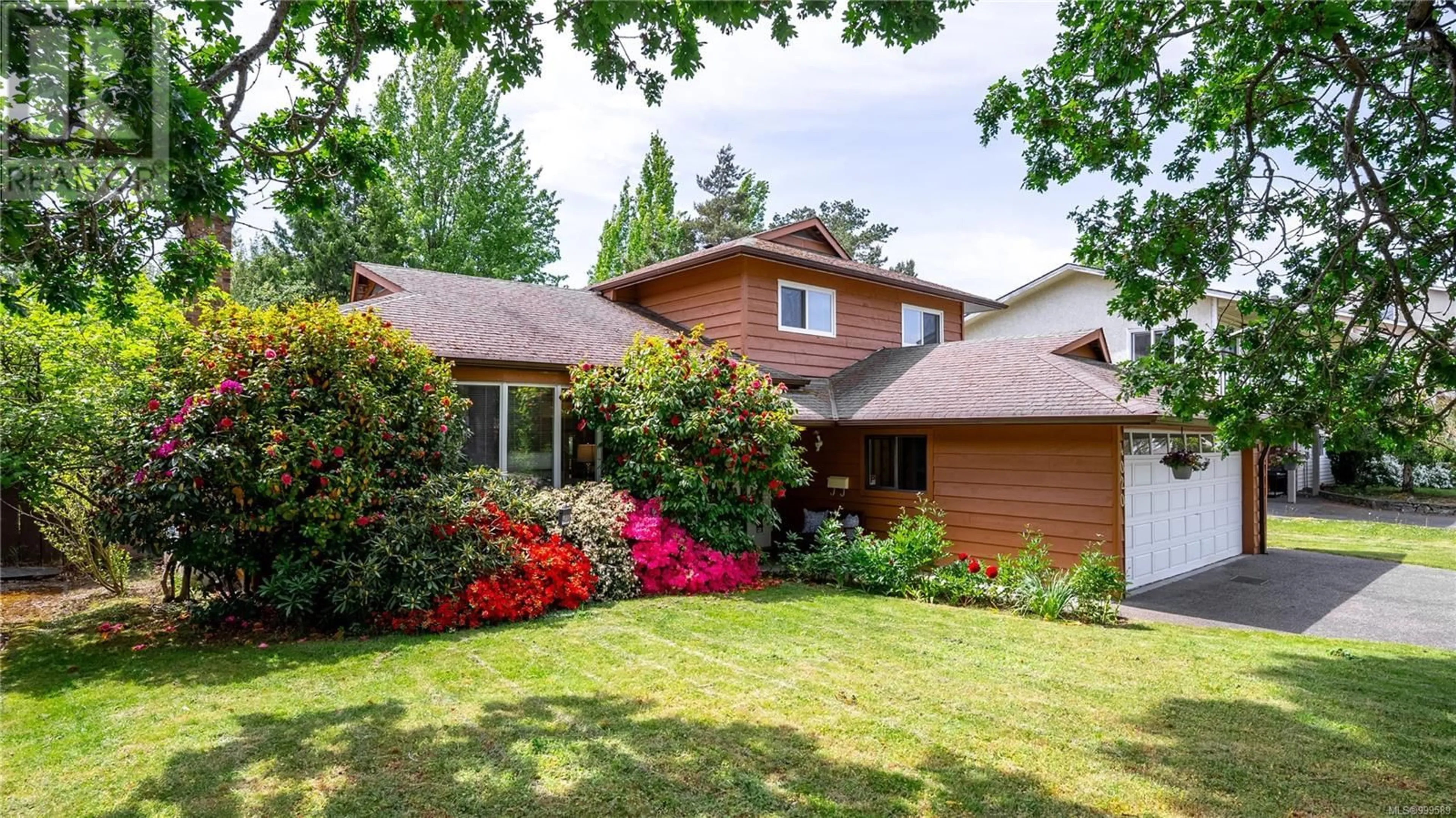 Home with vinyl exterior material, street for 4020 DAWNVIEW CRESCENT, Saanich British Columbia V8N5M8