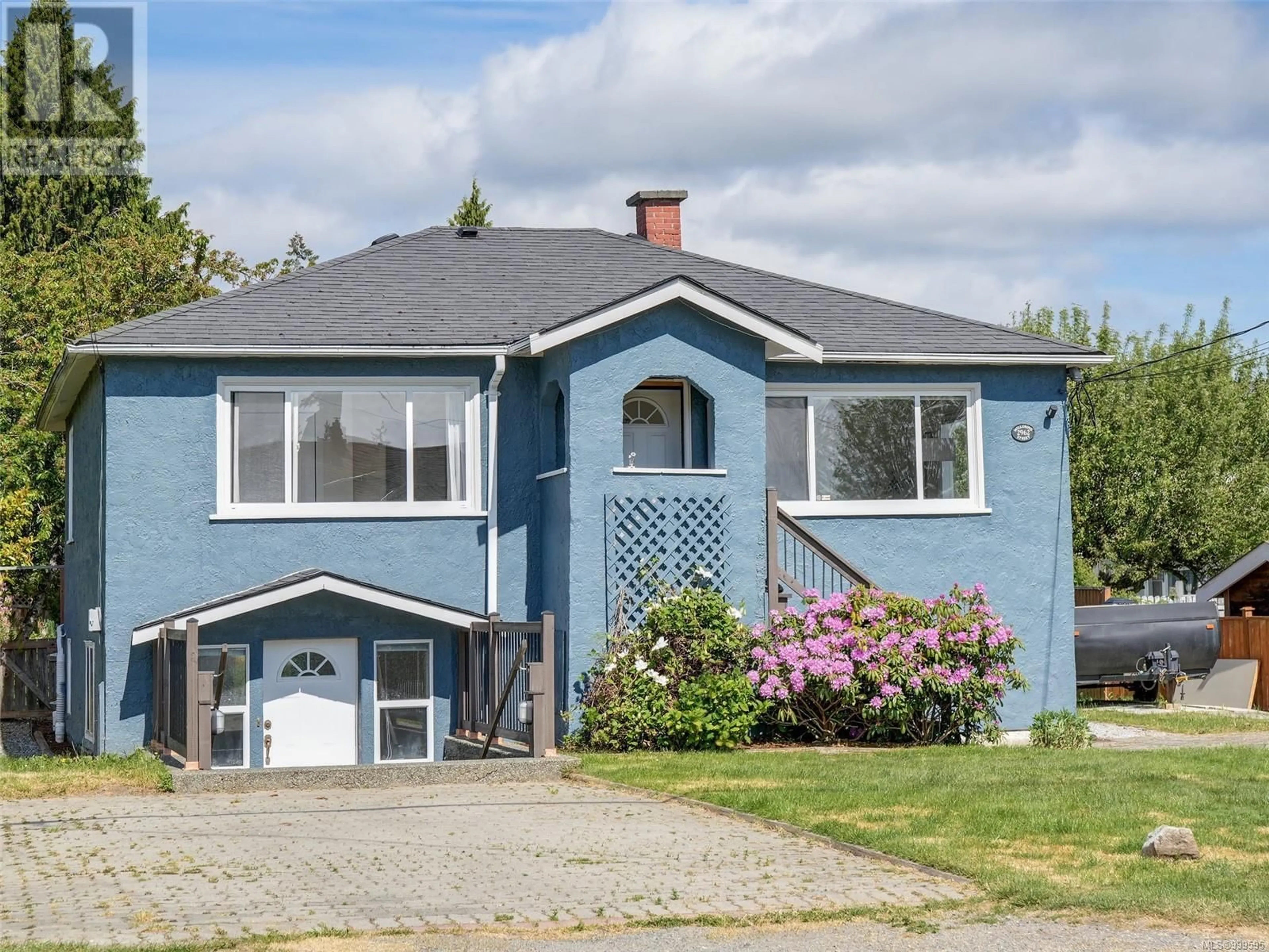 Home with vinyl exterior material, street for 2962 MILLGROVE STREET, Saanich British Columbia V9A1X3