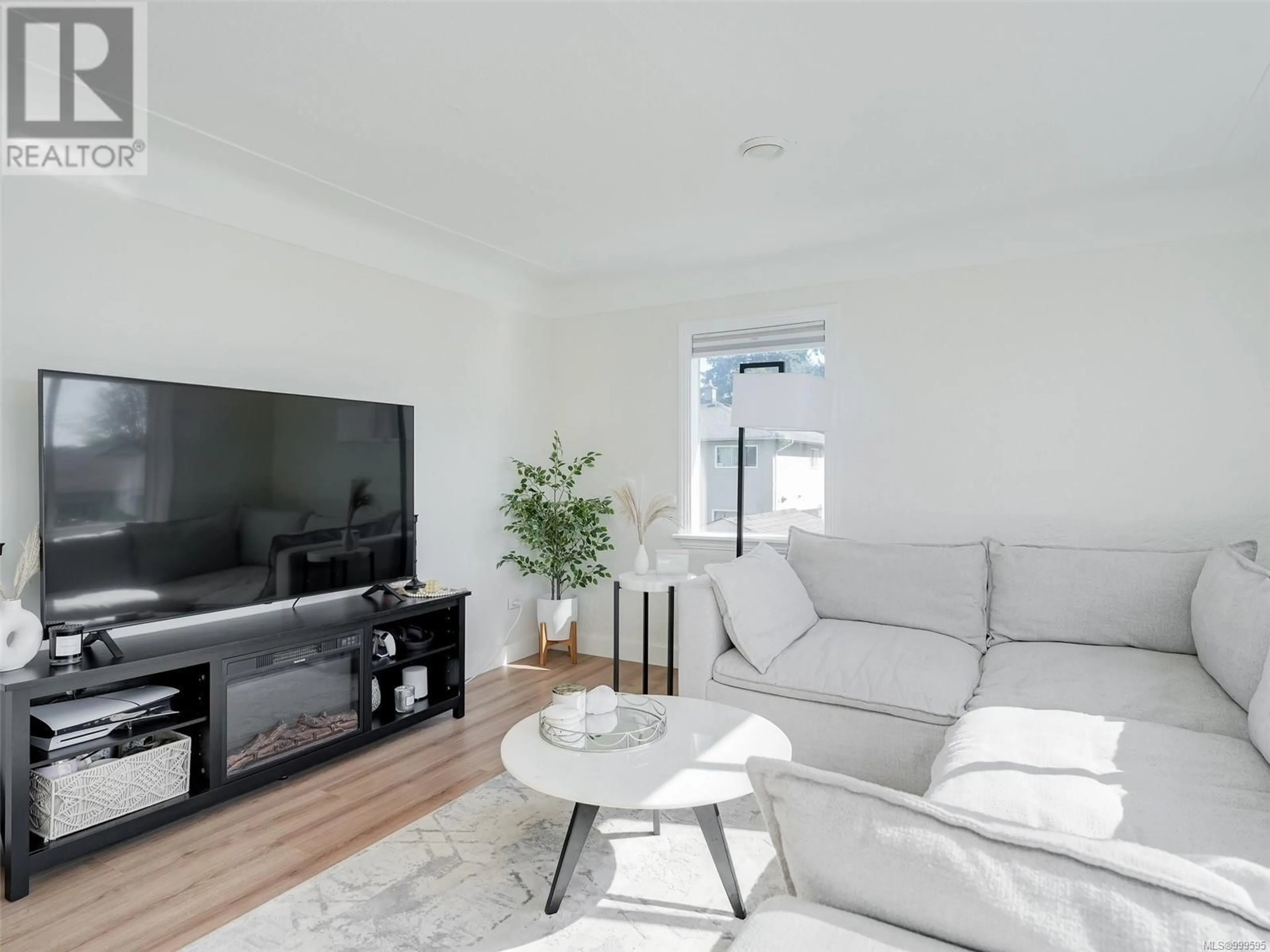 Living room with furniture, unknown for 2962 MILLGROVE STREET, Saanich British Columbia V9A1X3