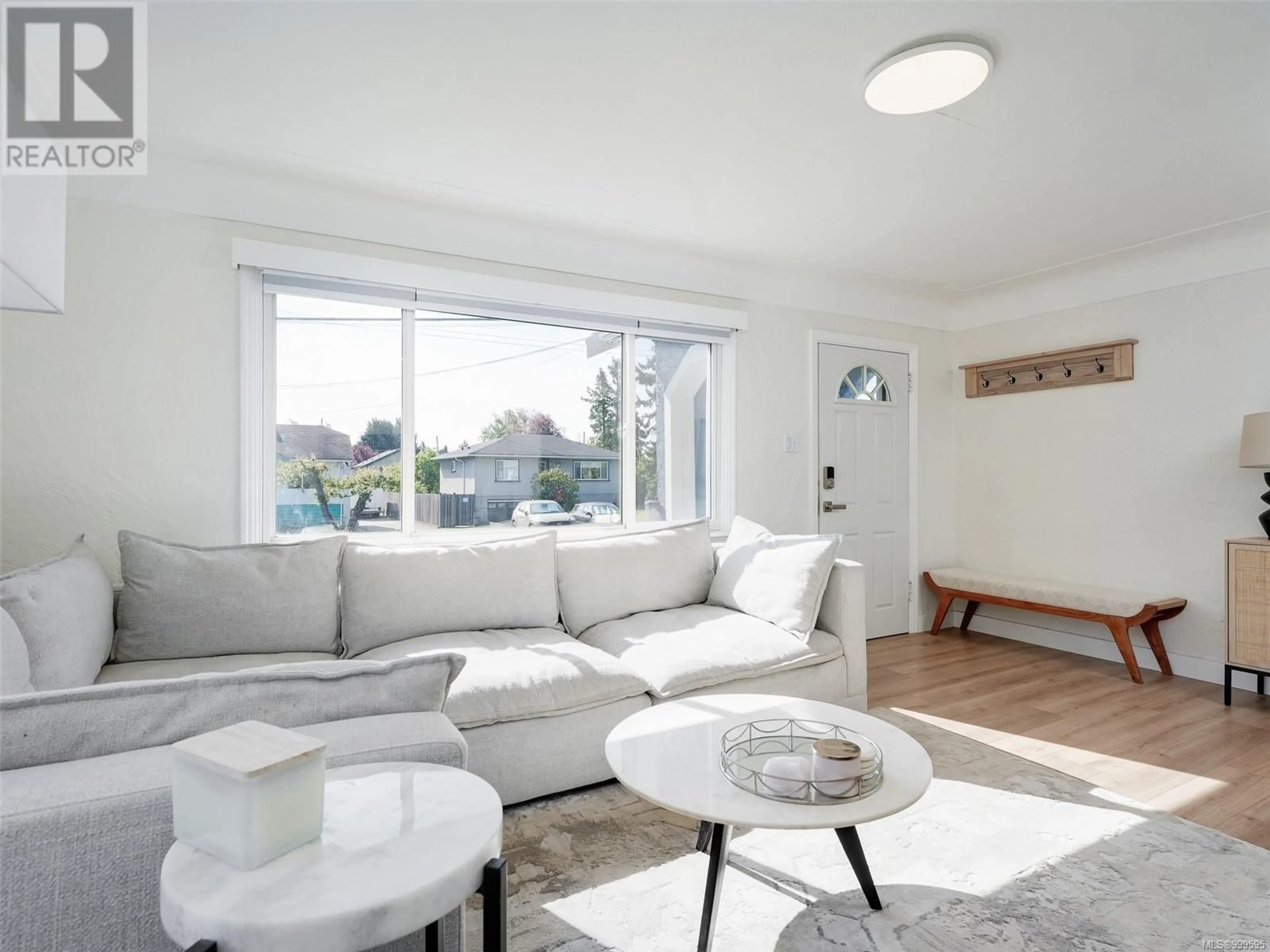 Living room with furniture, unknown for 2962 MILLGROVE STREET, Saanich British Columbia V9A1X3