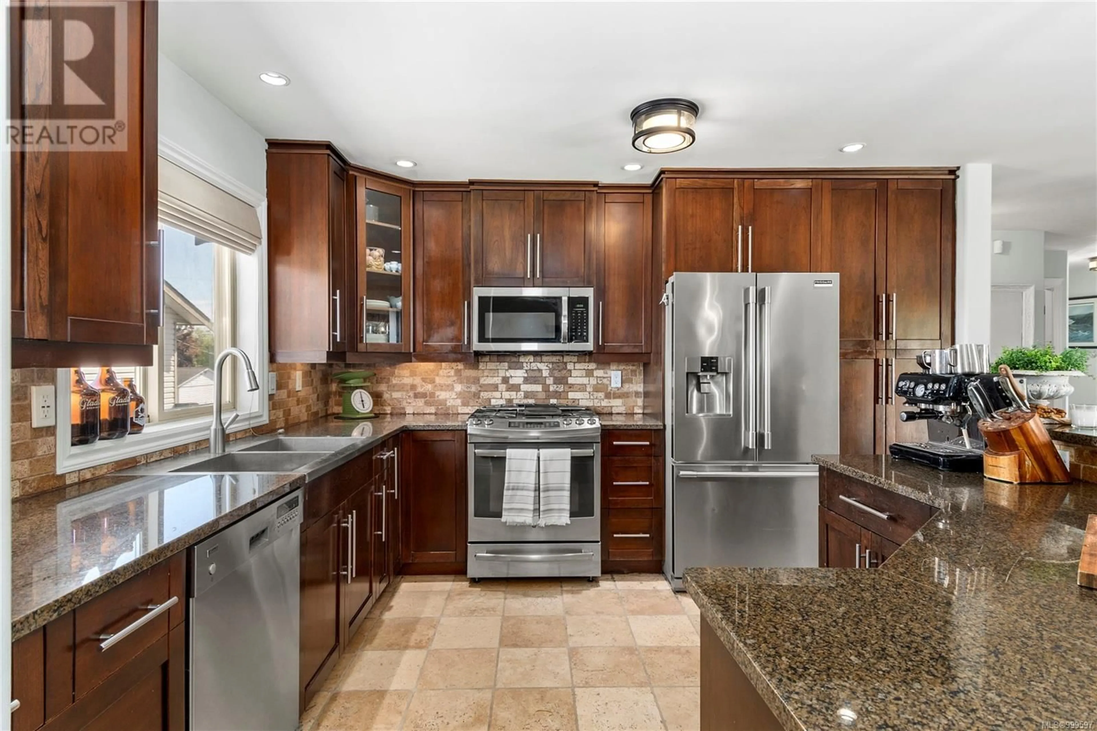 Open concept kitchen, ceramic/tile floor for 270 CAROLYN ROAD, Campbell River British Columbia V9W5M6