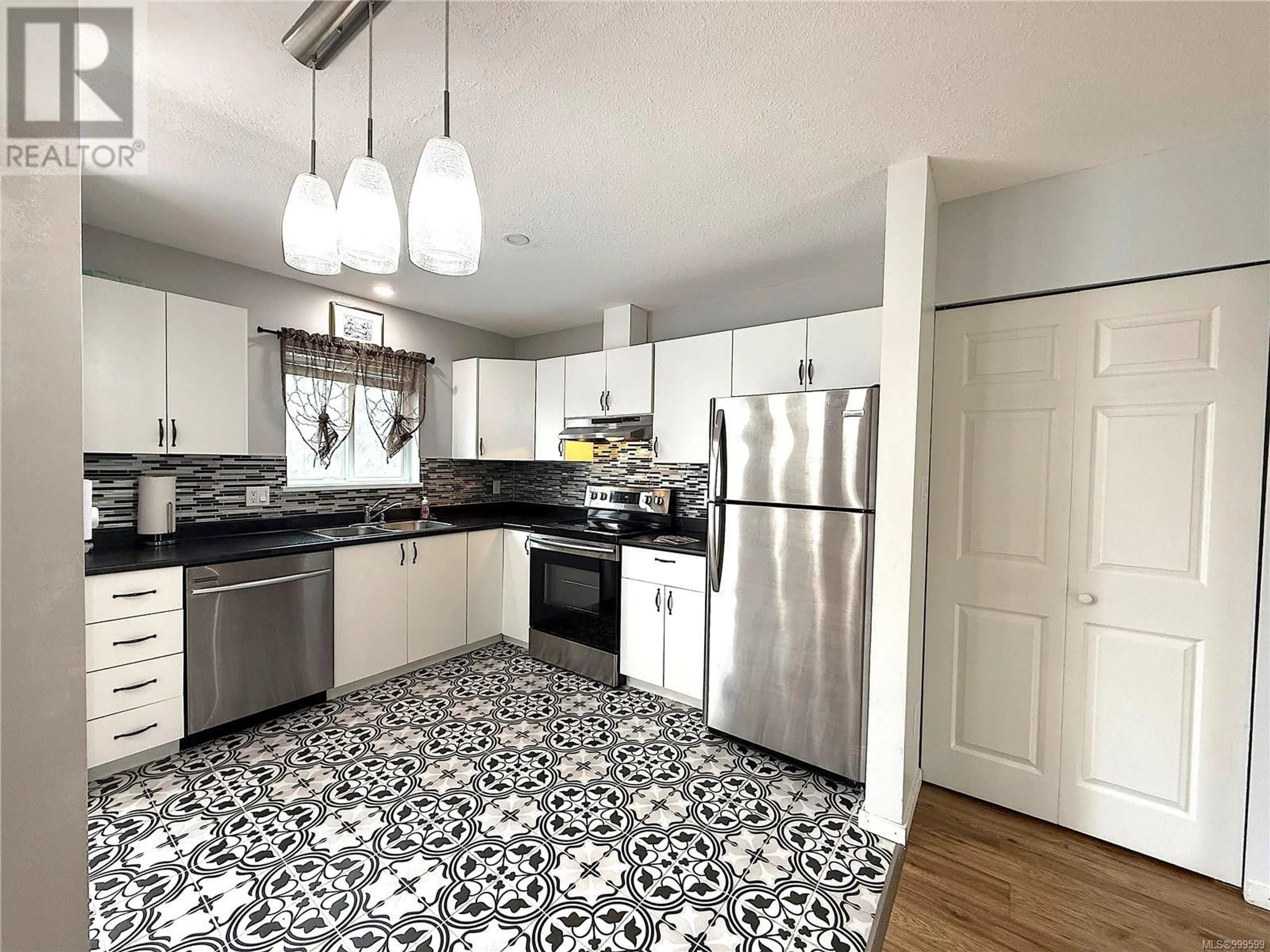 Open concept kitchen, ceramic/tile floor for 2 - 704 7TH AVENUE, Campbell River British Columbia V9W4A4