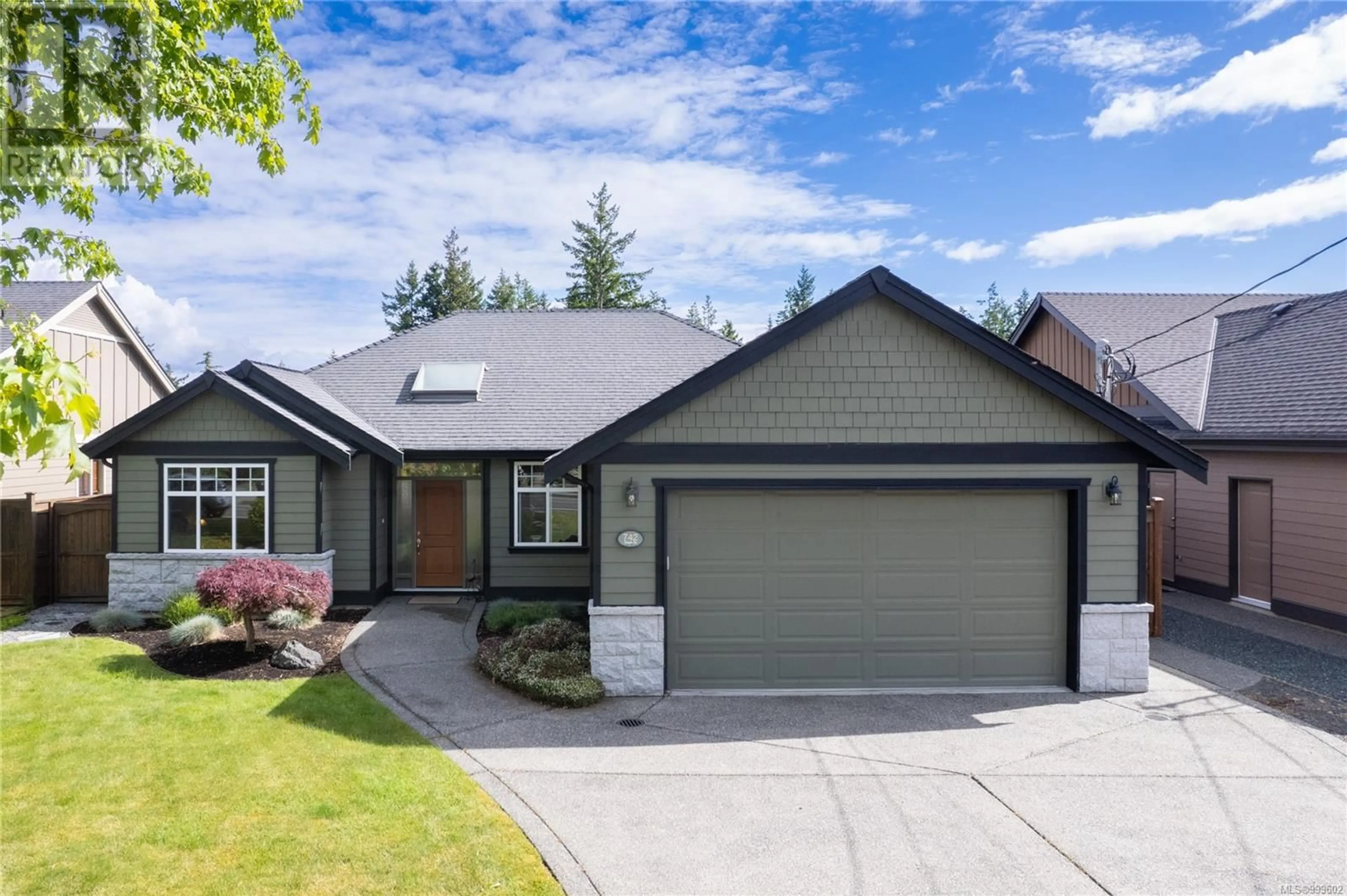 Home with vinyl exterior material, street for 742 TEMPLE STREET, Parksville British Columbia V9P1A9