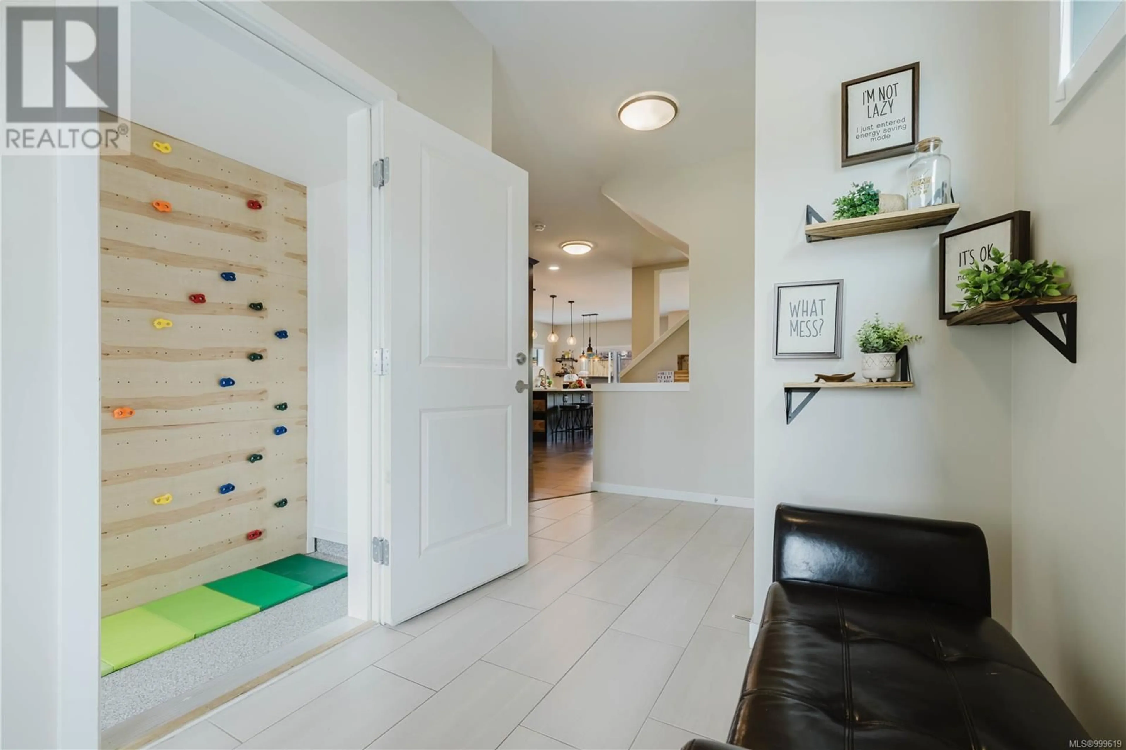 Indoor entryway for 3343 CURLEW STREET, Colwood British Columbia V9C0P5