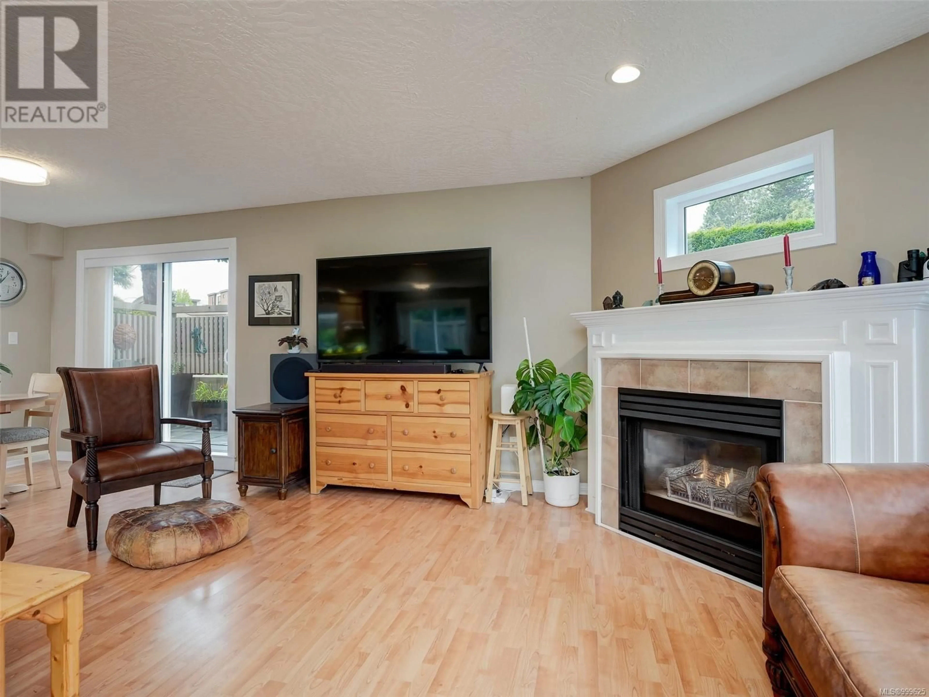 Living room with furniture, wood/laminate floor for 110 - 1085 TILLICUM ROAD, Esquimalt British Columbia V9A7M3