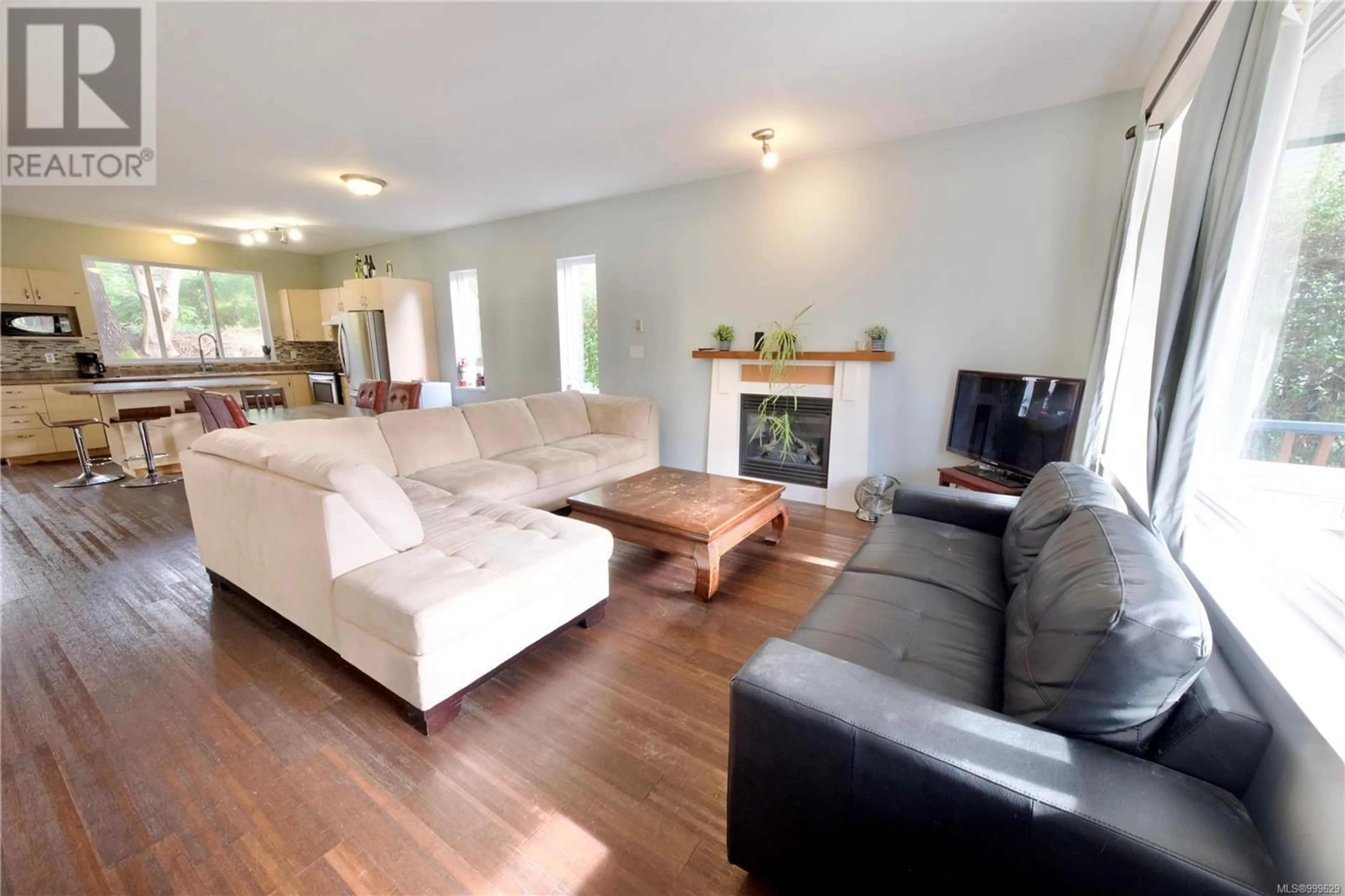 Living room with furniture, wood/laminate floor for 645 SHORE PINE CRESCENT, Tofino British Columbia V0R2Z0