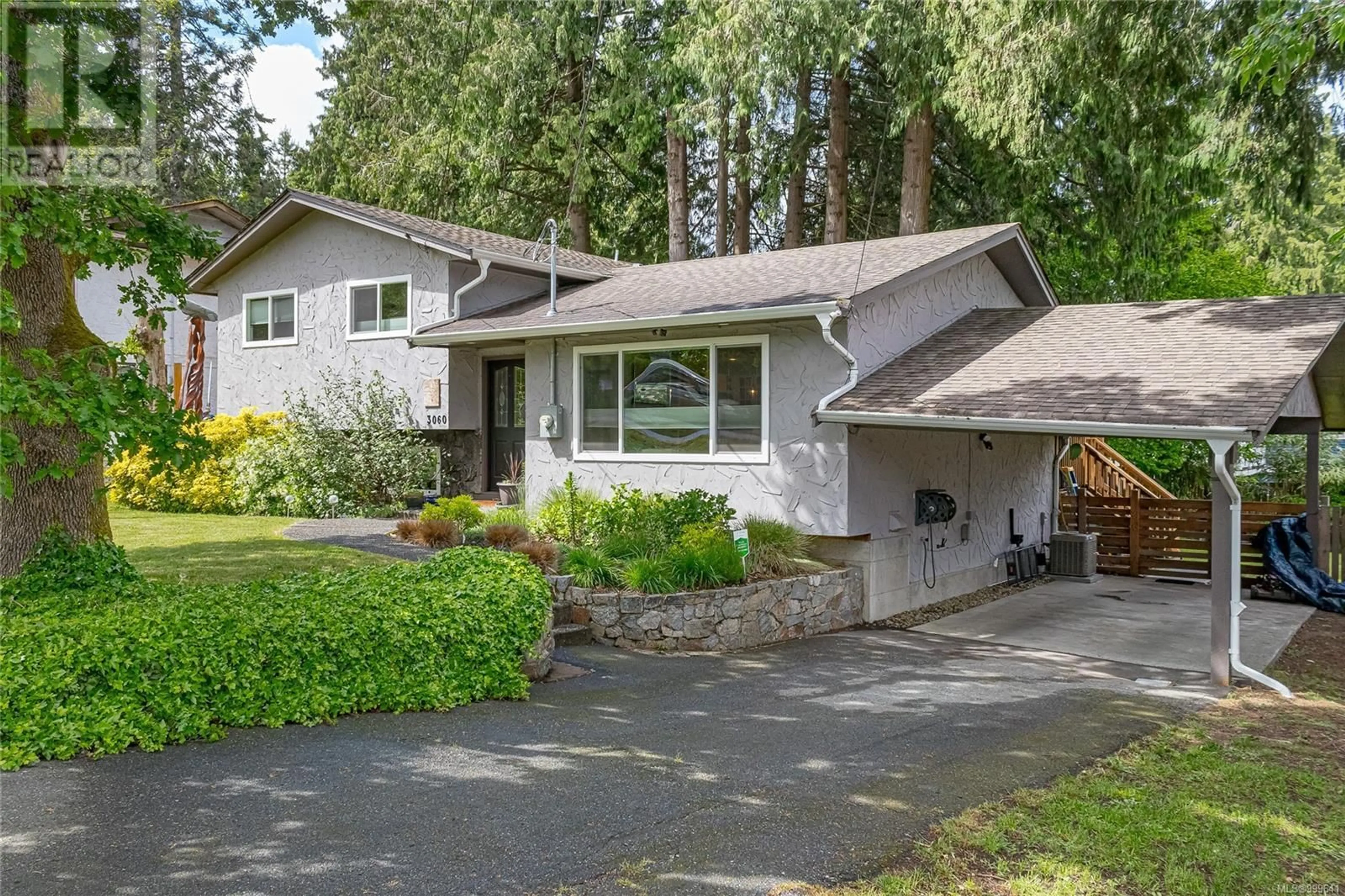 Home with vinyl exterior material, street for 3060 BAY STREET, Nanaimo British Columbia V9T3C6