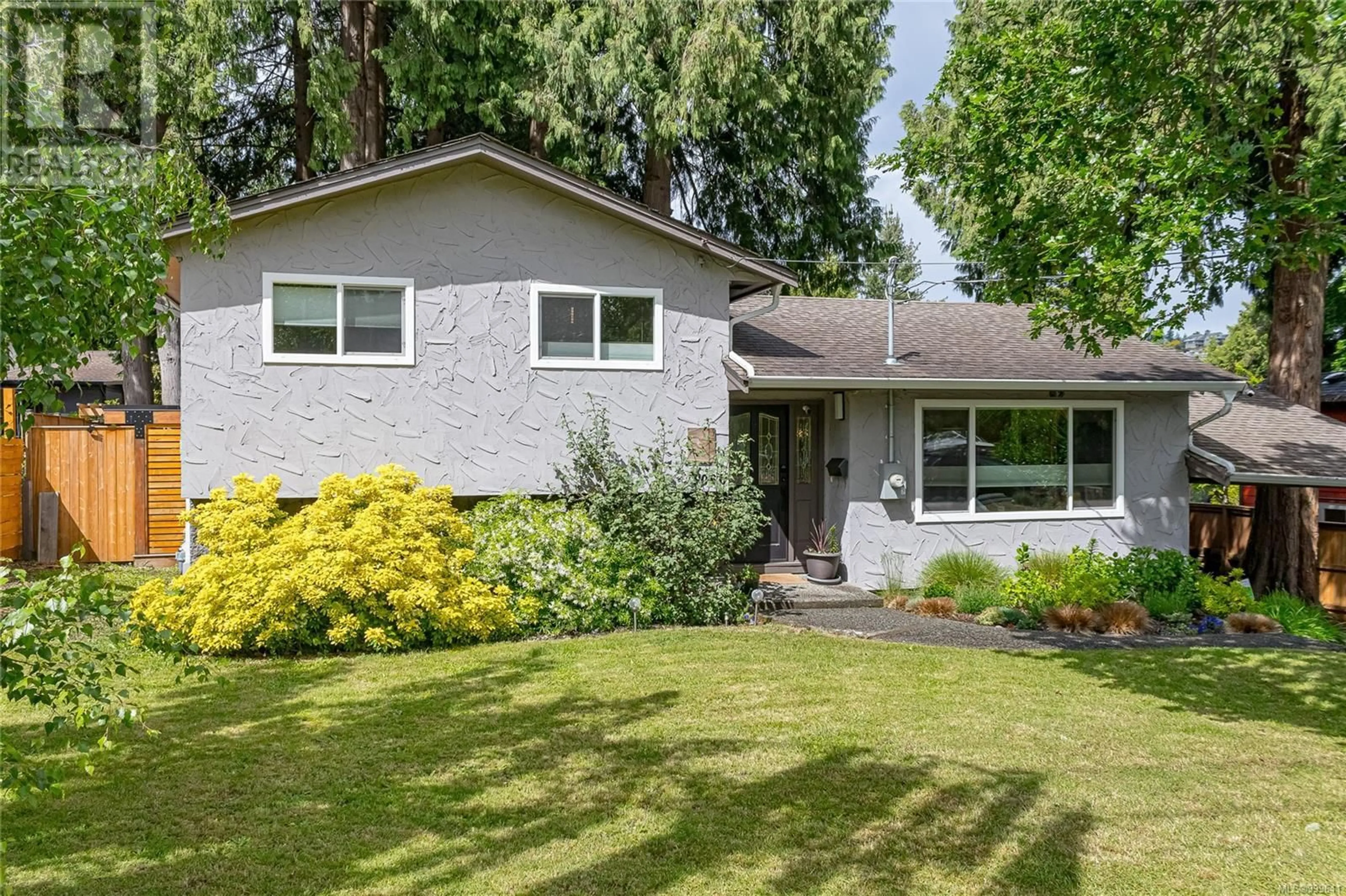 Home with vinyl exterior material, street for 3060 BAY STREET, Nanaimo British Columbia V9T3C6