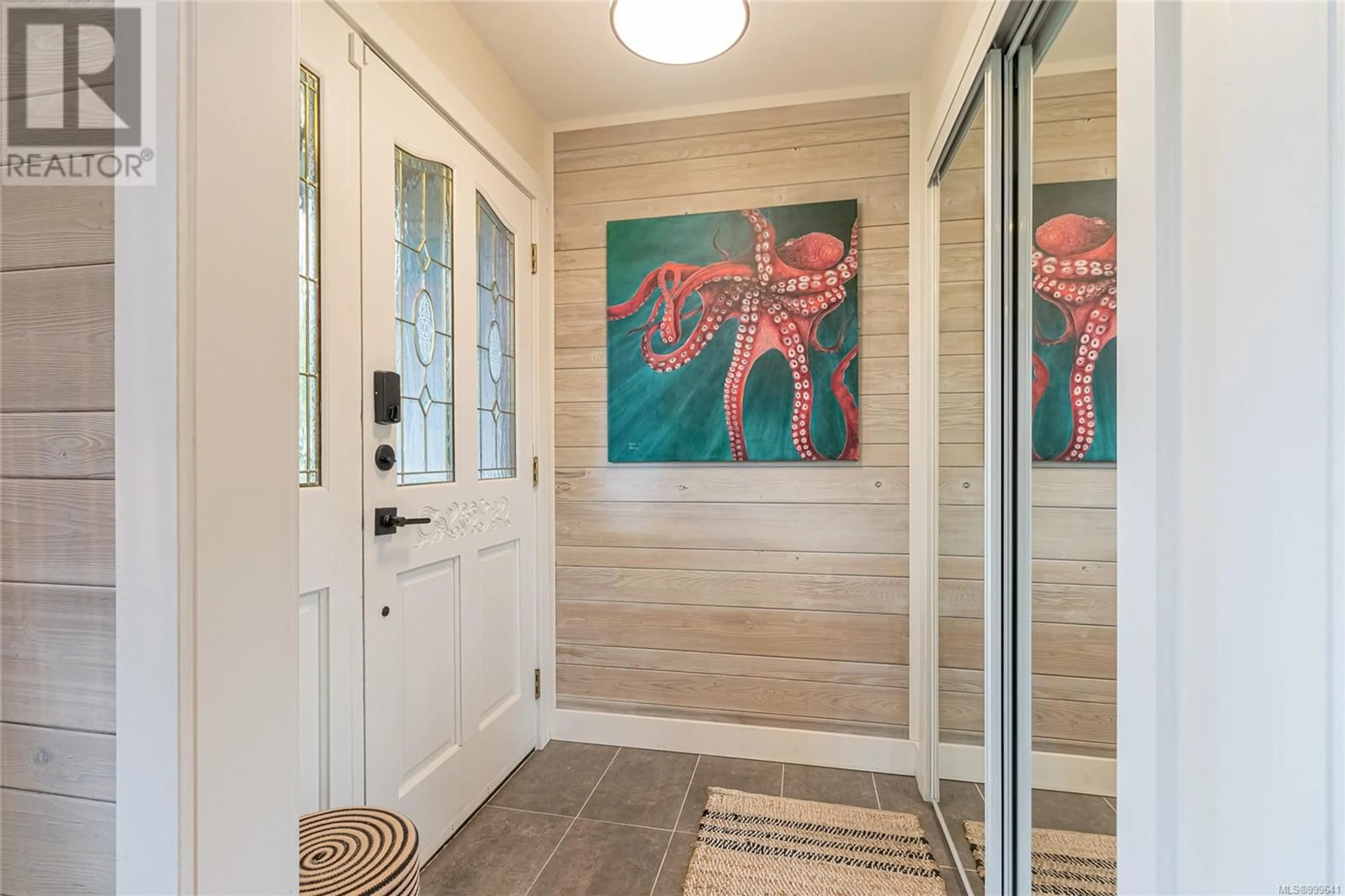 Indoor entryway for 3060 BAY STREET, Nanaimo British Columbia V9T3C6