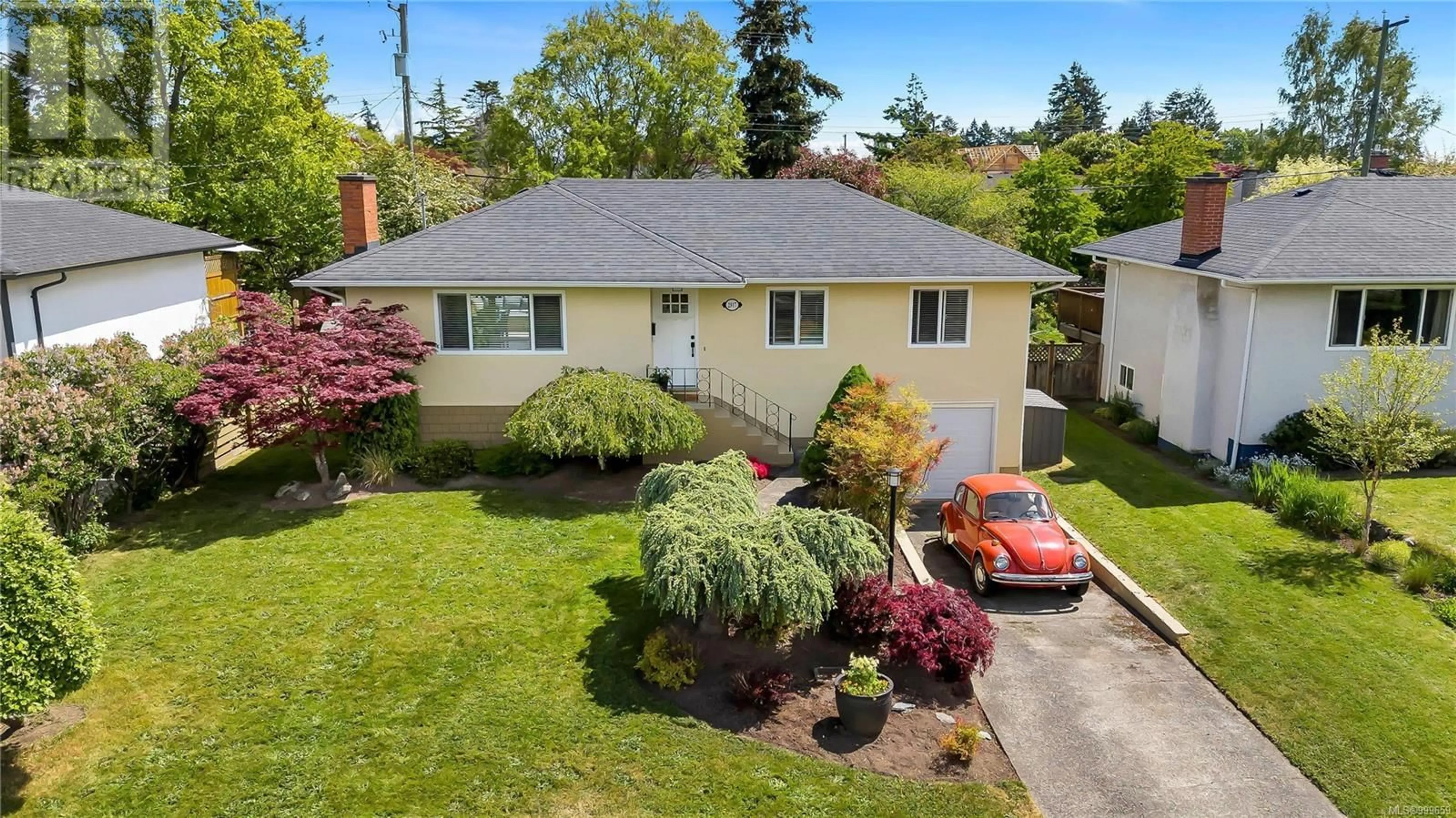 A pic from outside/outdoor area/front of a property/back of a property/a pic from drone, street for 2917 ORIOLE STREET, Saanich British Columbia V8R2W9