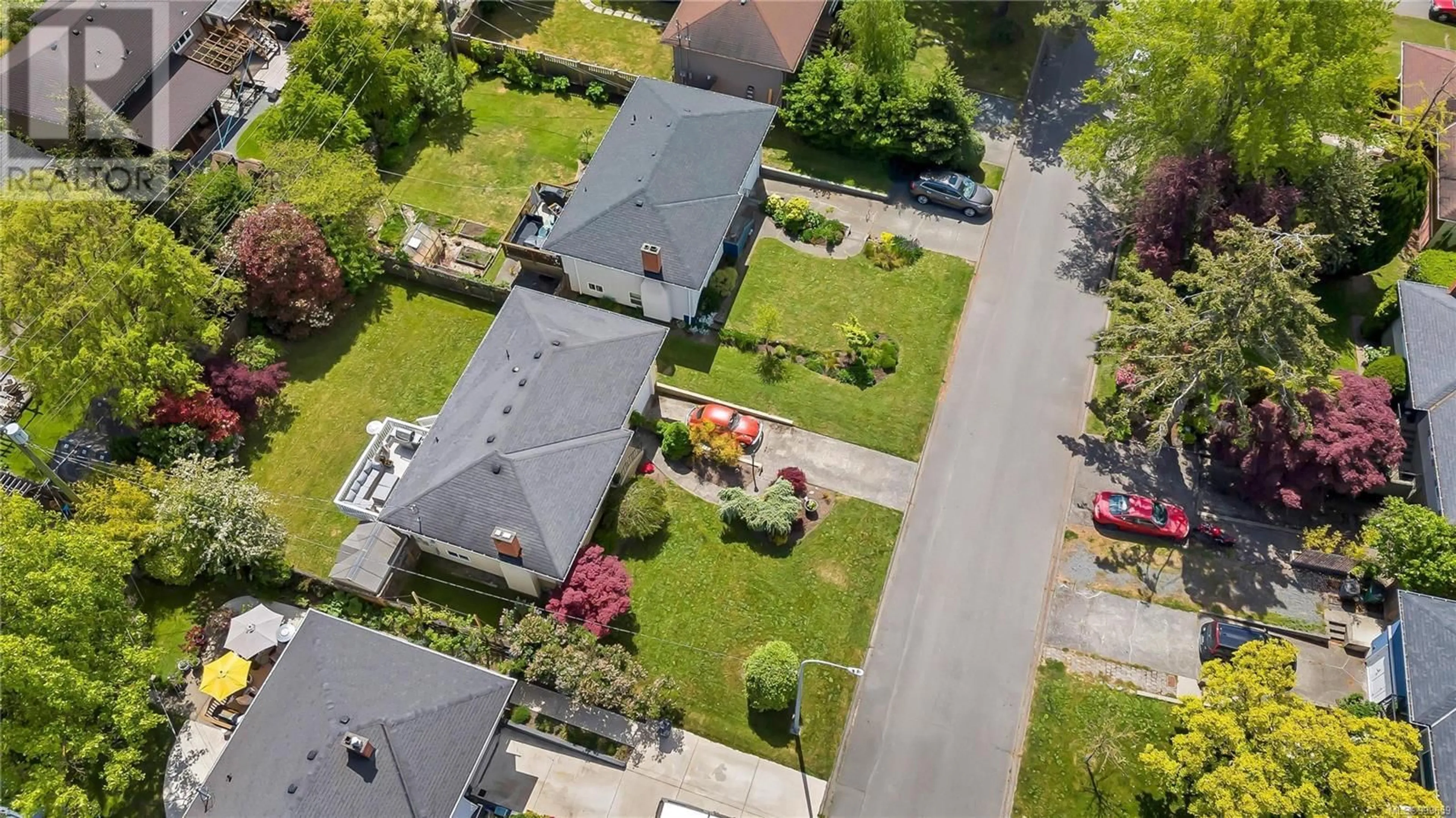 A pic from outside/outdoor area/front of a property/back of a property/a pic from drone, street for 2917 ORIOLE STREET, Saanich British Columbia V8R2W9