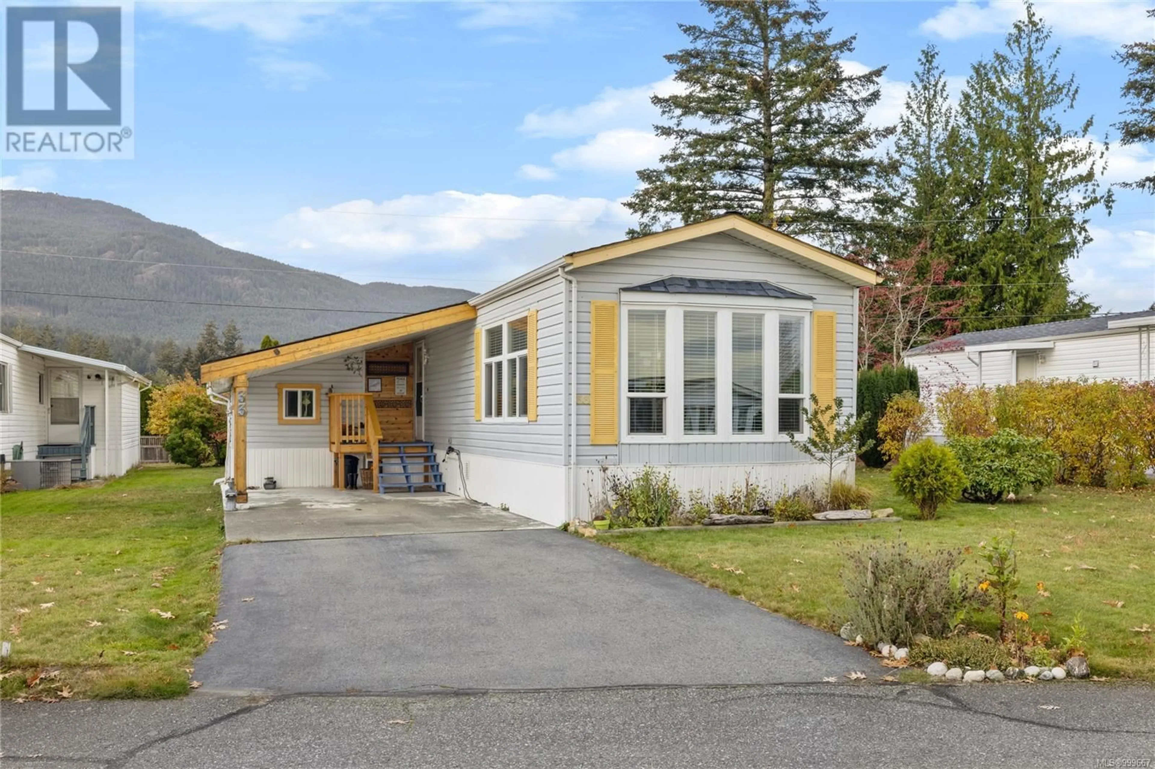 Home with vinyl exterior material, street for 33 - 2301 ARBOT ROAD, Nanaimo British Columbia V9R6S7