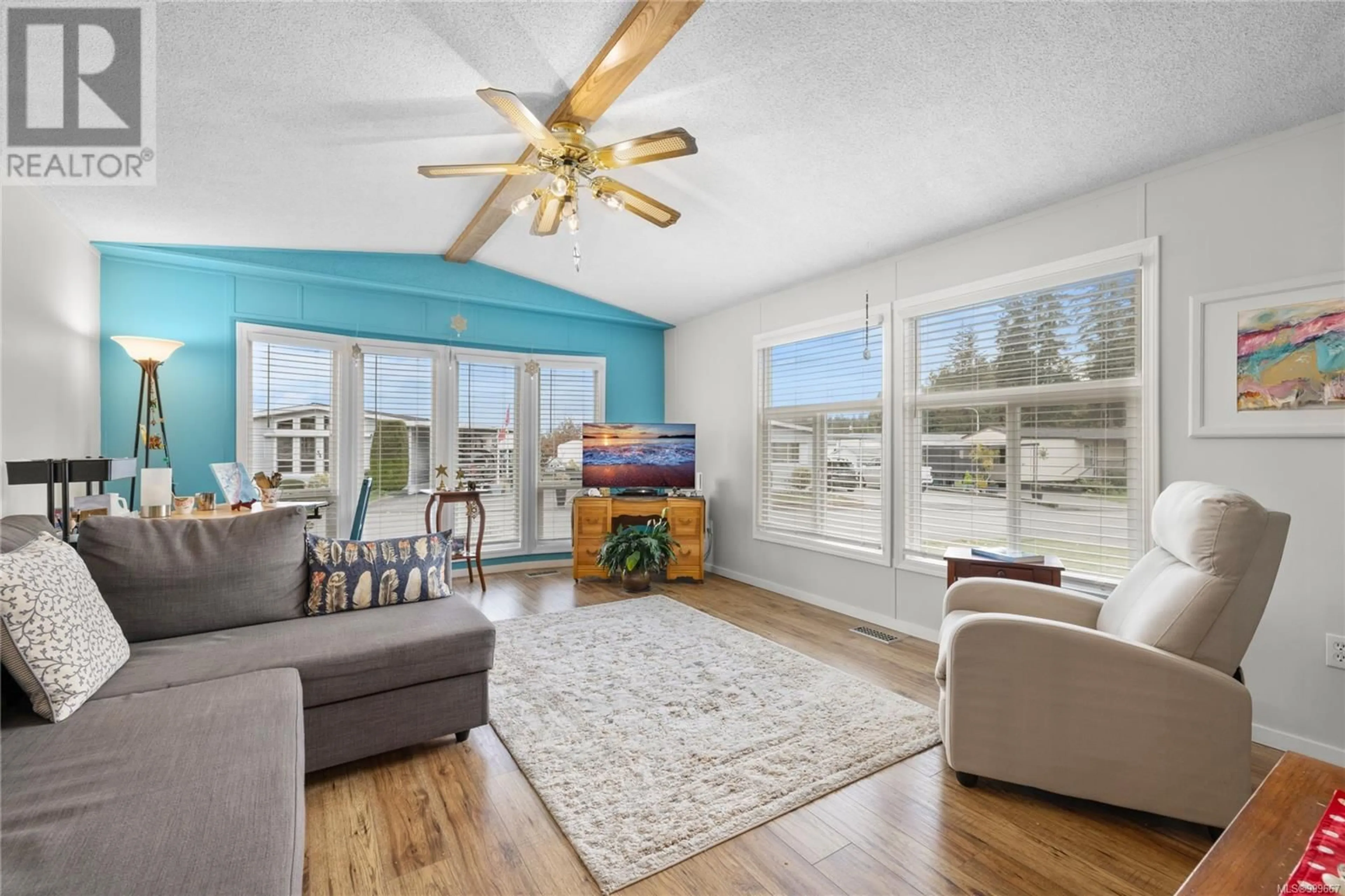 Living room with furniture, wood/laminate floor for 33 - 2301 ARBOT ROAD, Nanaimo British Columbia V9R6S7