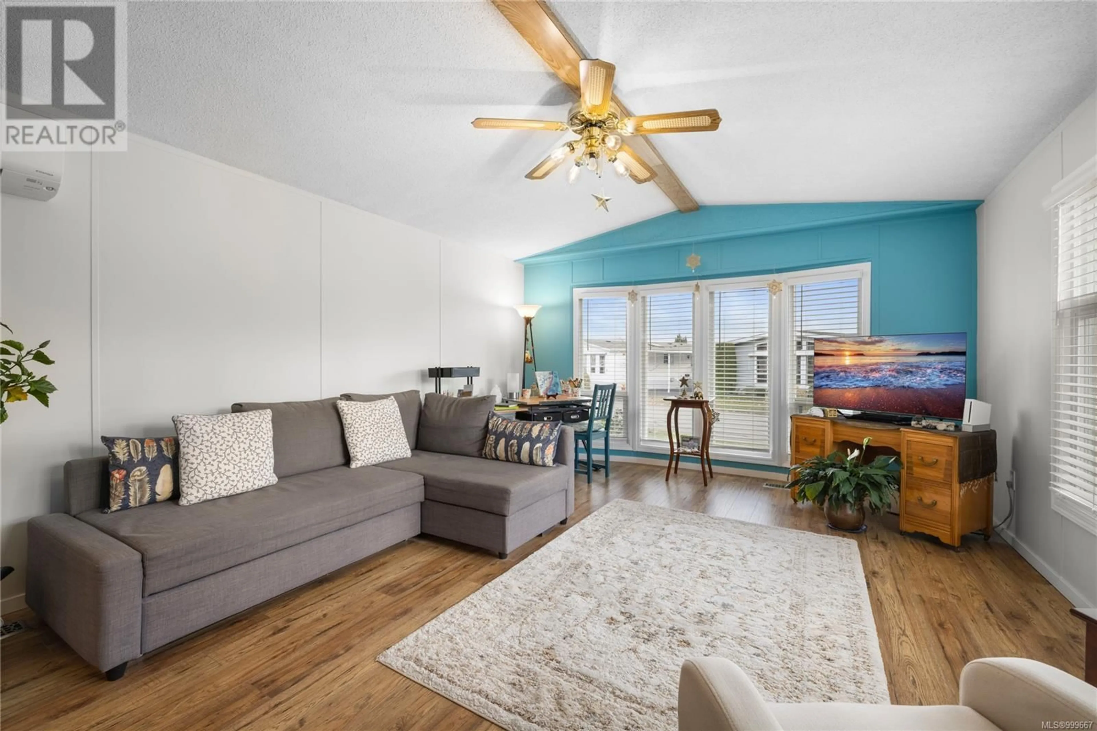 Living room with furniture, wood/laminate floor for 33 - 2301 ARBOT ROAD, Nanaimo British Columbia V9R6S7