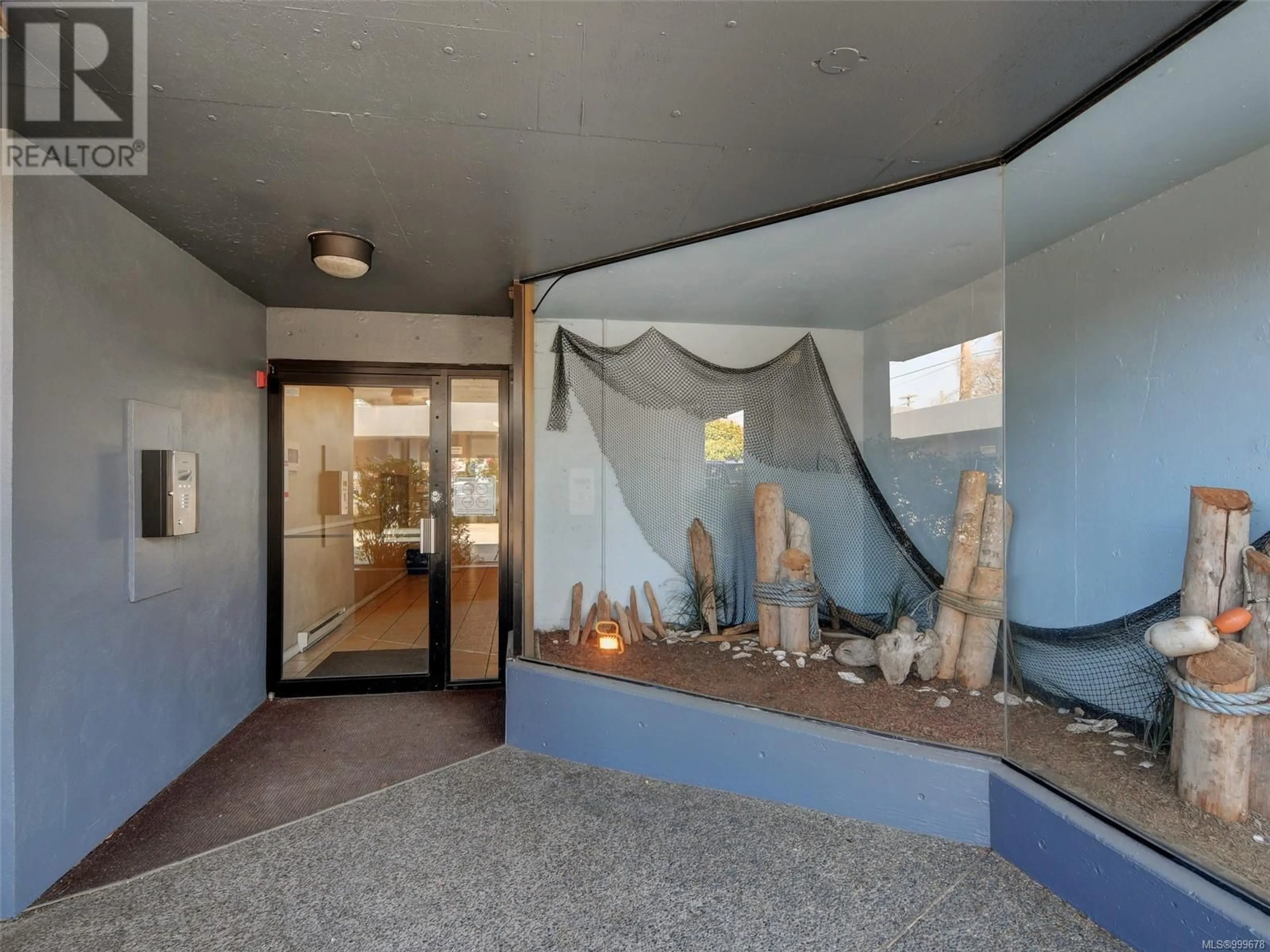 Indoor foyer for 407 - 755 HILLSIDE AVENUE, Victoria British Columbia V8T5B3