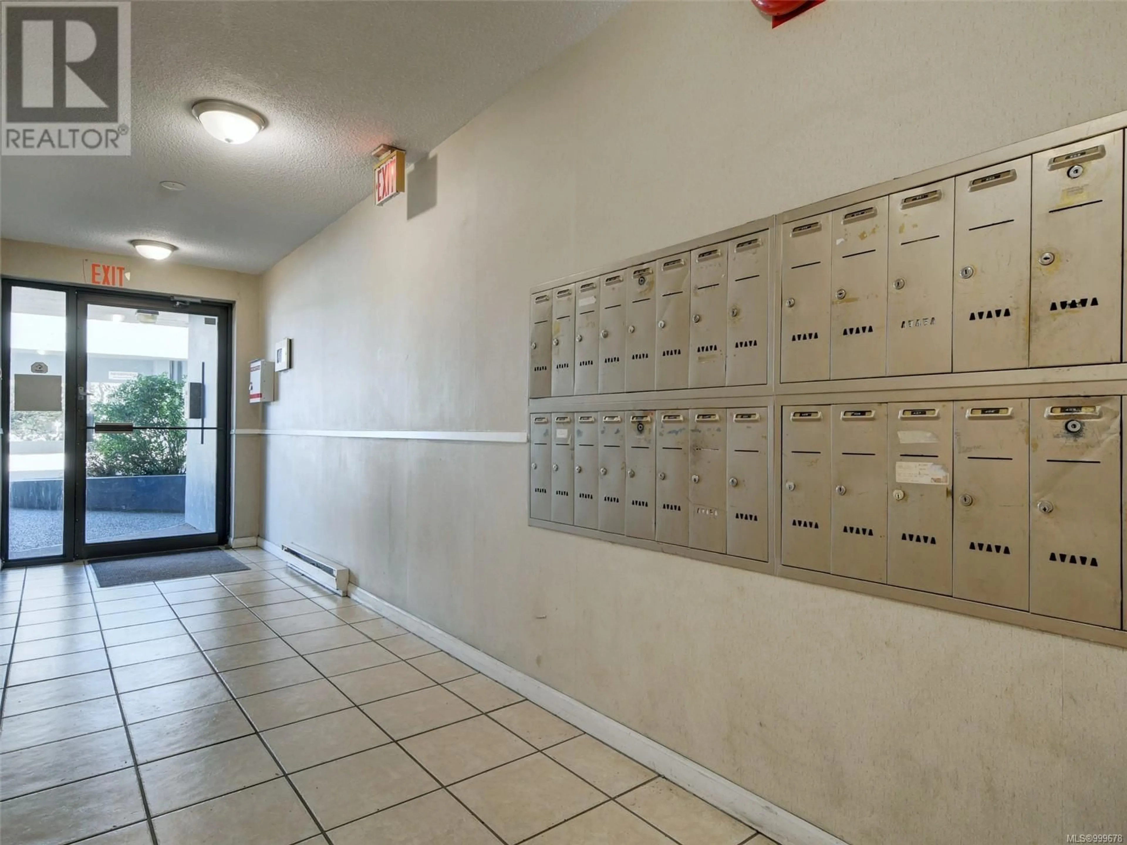 Indoor foyer for 407 - 755 HILLSIDE AVENUE, Victoria British Columbia V8T5B3
