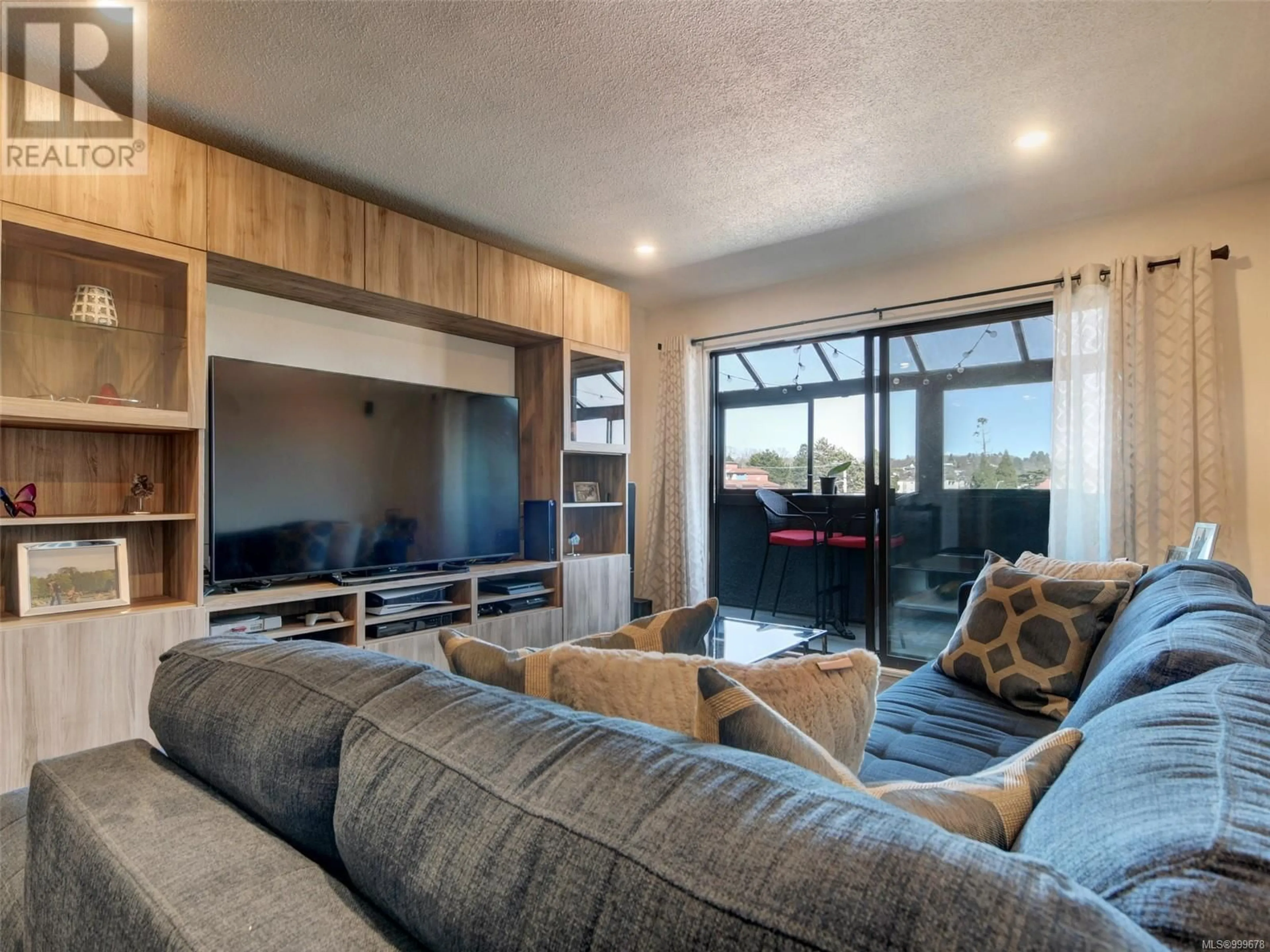 Living room with furniture, unknown for 407 - 755 HILLSIDE AVENUE, Victoria British Columbia V8T5B3