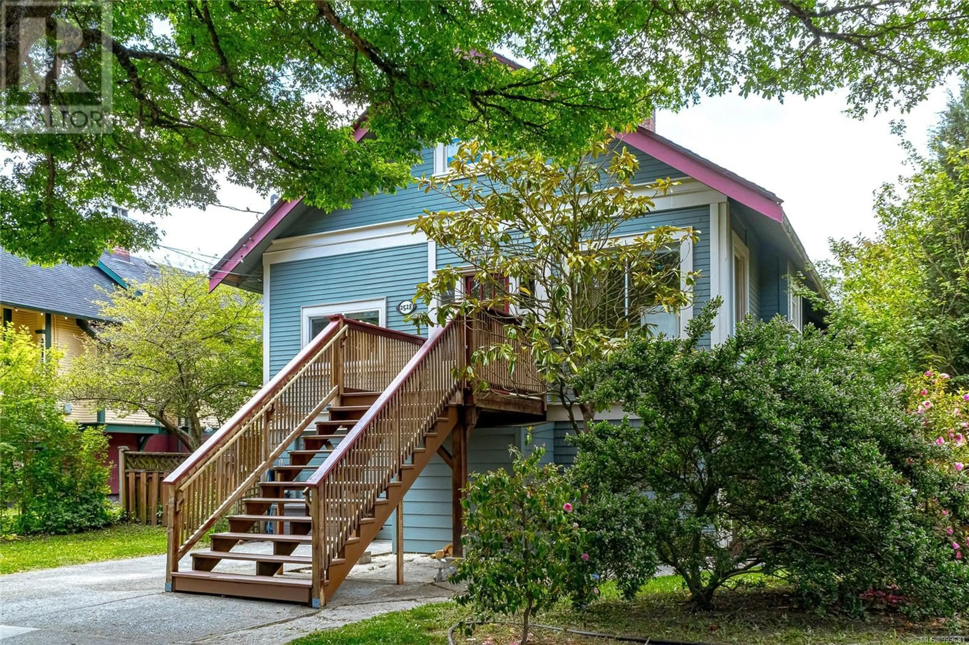 Home with vinyl exterior material, street for 2528 GRAHAM STREET, Victoria British Columbia V8T3Y7