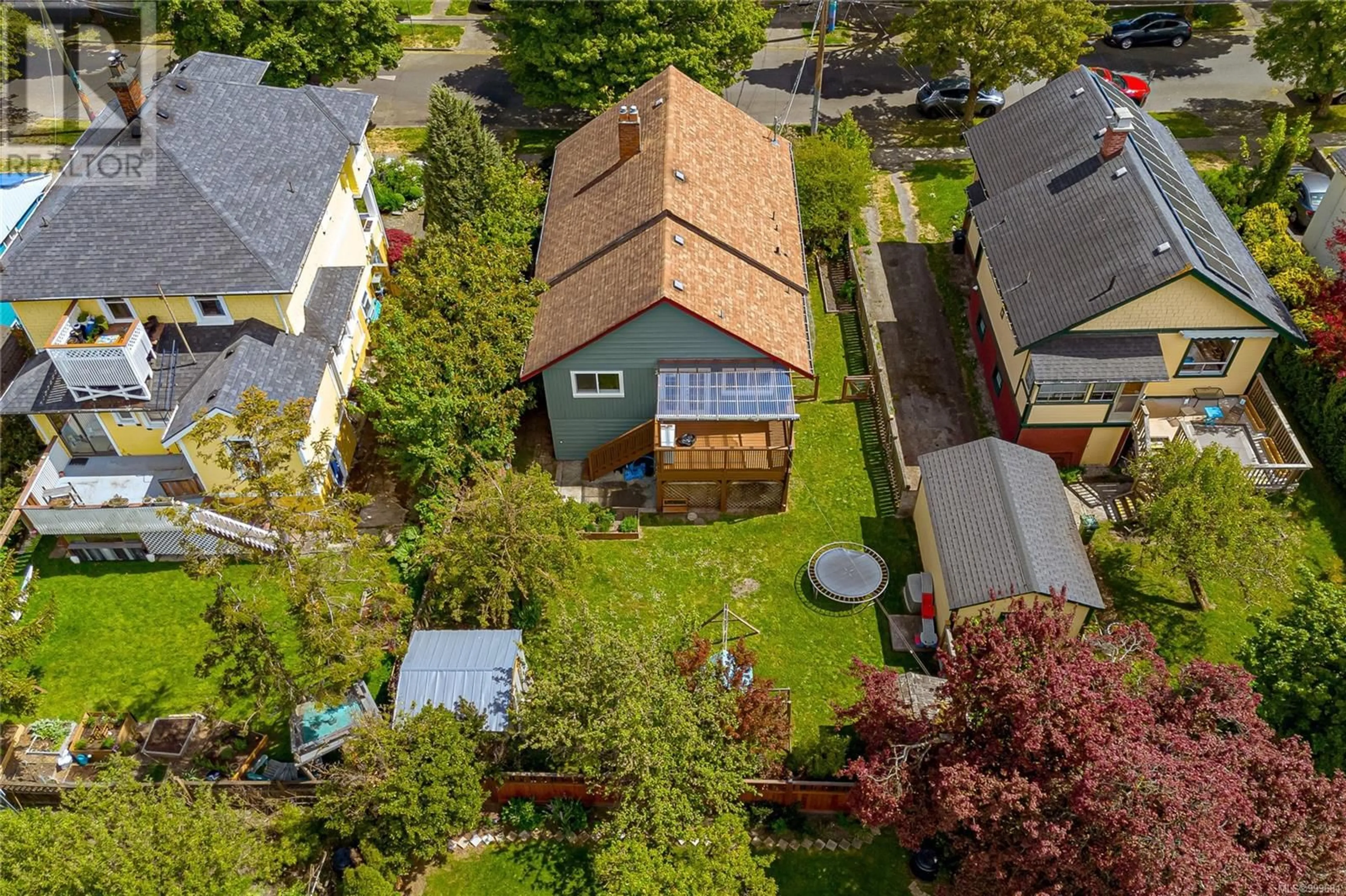 A pic from outside/outdoor area/front of a property/back of a property/a pic from drone, street for 2528 GRAHAM STREET, Victoria British Columbia V8T3Y7