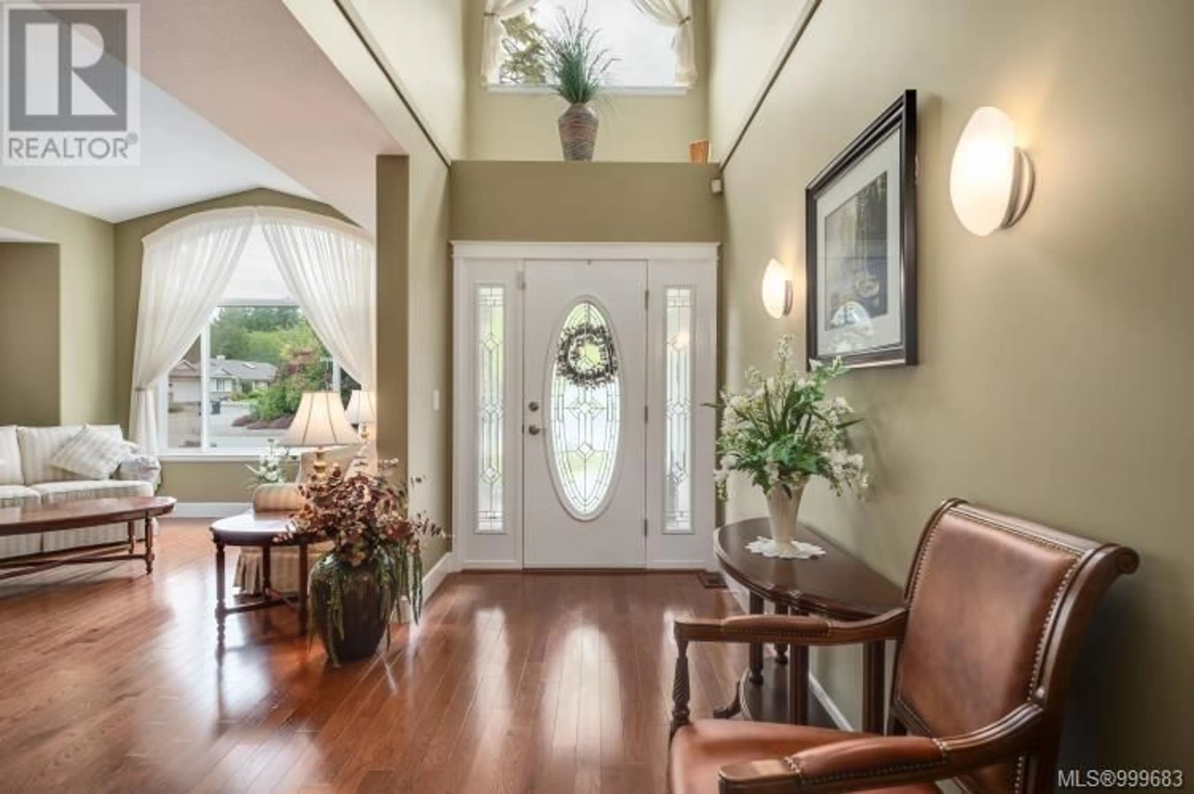 Indoor entryway for 747 CHESTNUT STREET, Qualicum Beach British Columbia V9K2L5