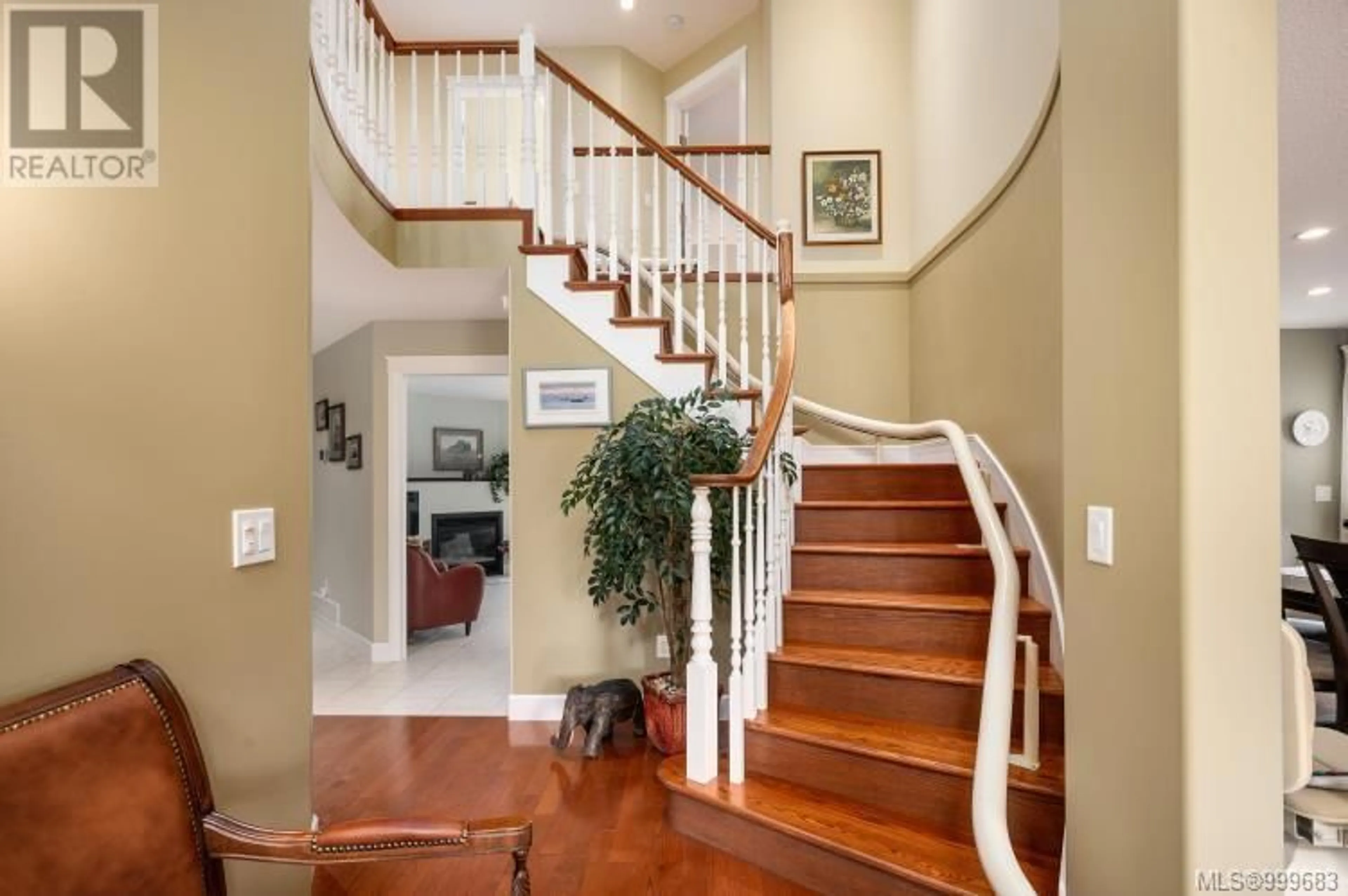 Indoor foyer for 747 CHESTNUT STREET, Qualicum Beach British Columbia V9K2L5