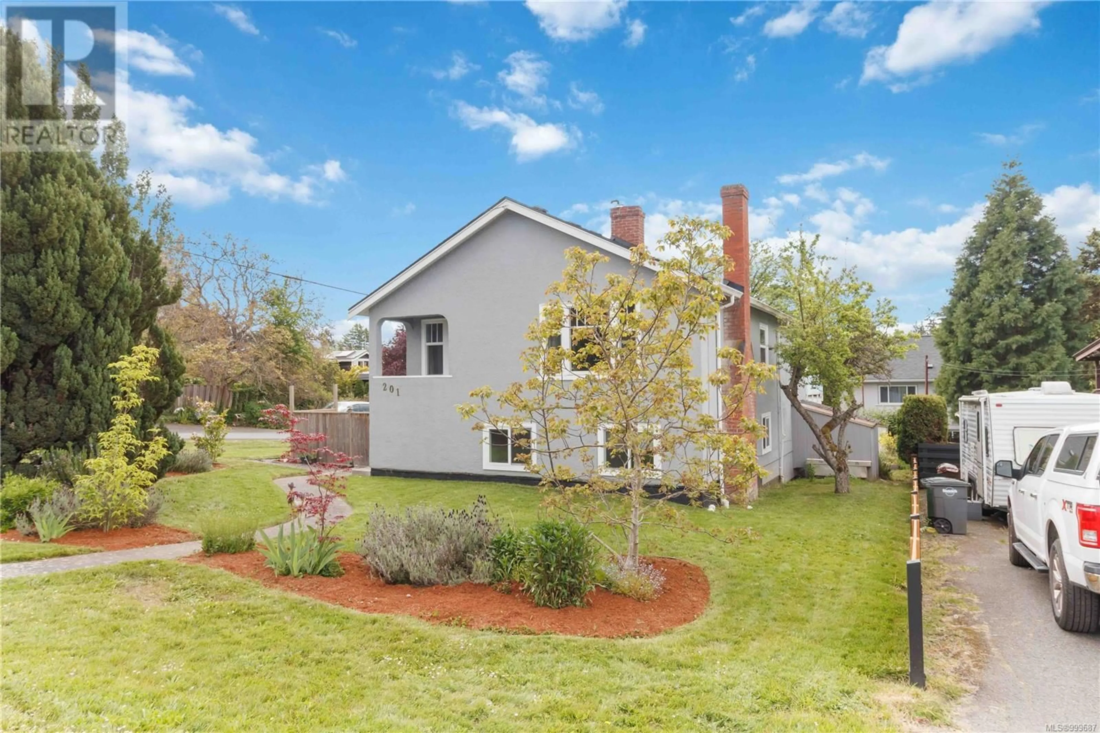 A pic from outside/outdoor area/front of a property/back of a property/a pic from drone, street for 201 MADDOCK AVENUE WEST, Saanich British Columbia V9A1G7