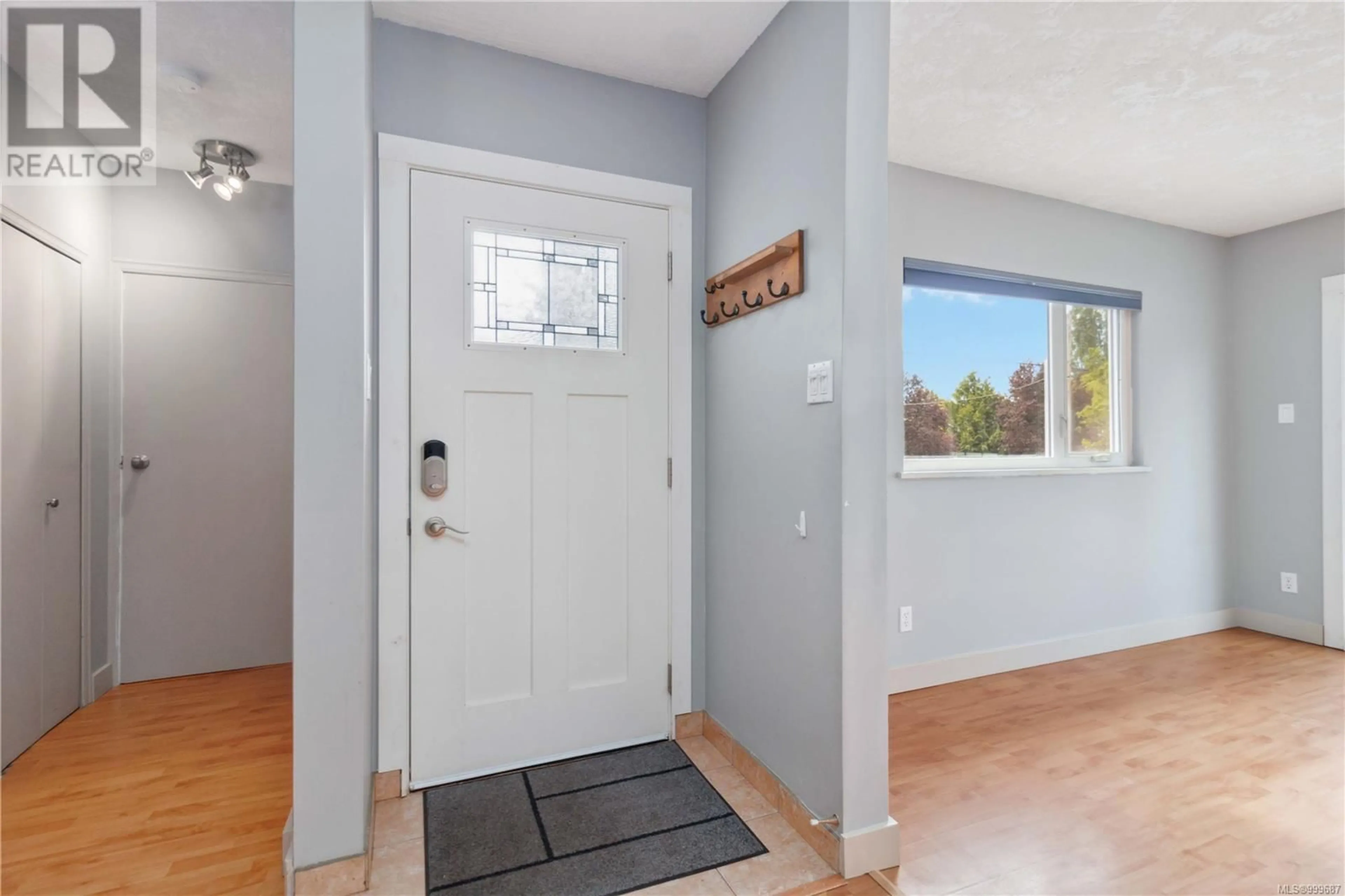 Indoor entryway for 201 MADDOCK AVENUE WEST, Saanich British Columbia V9A1G7