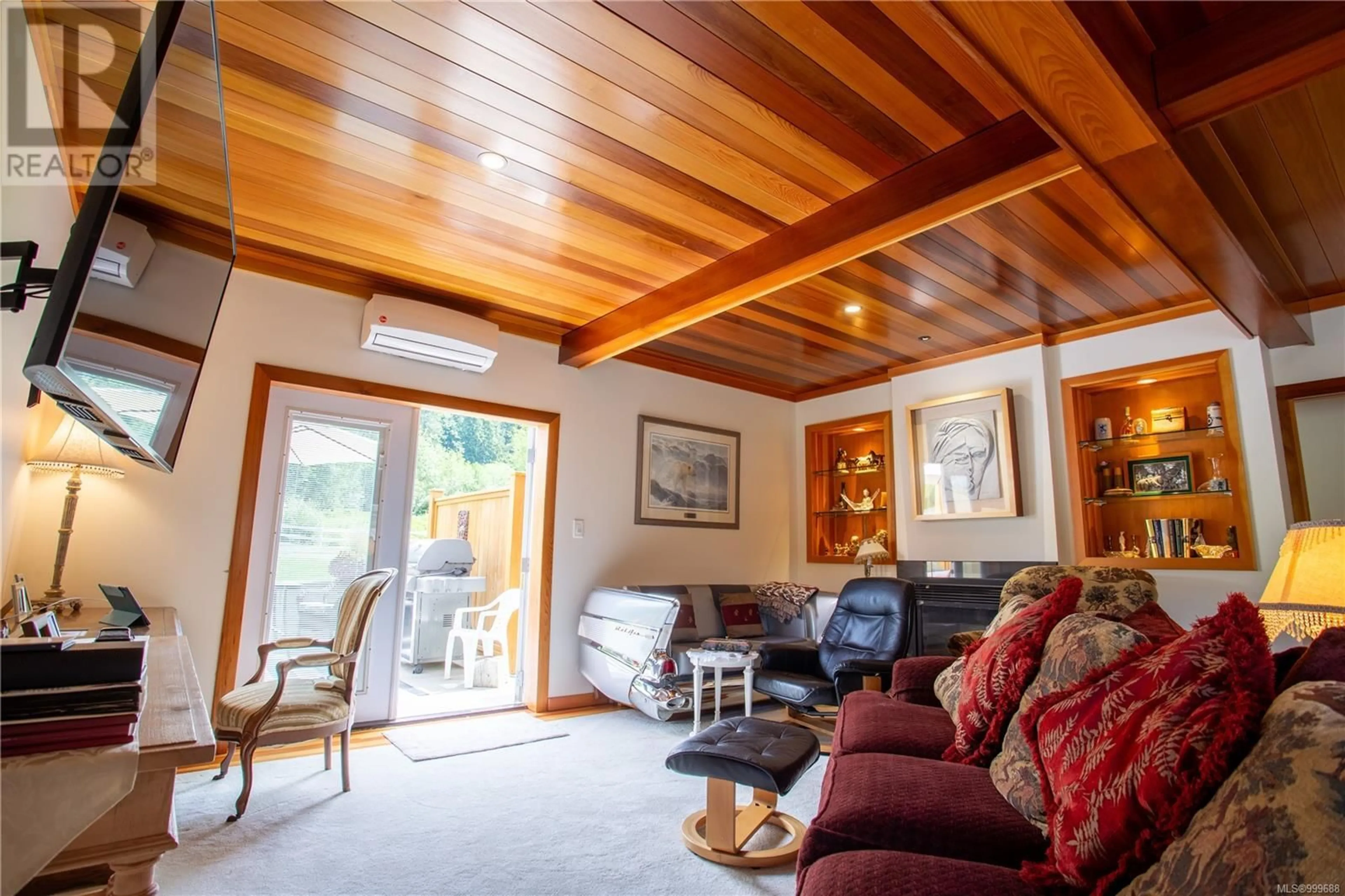 Living room with furniture, wood/laminate floor for 6191 WALLACE DRIVE, Central Saanich British Columbia V9E2G6