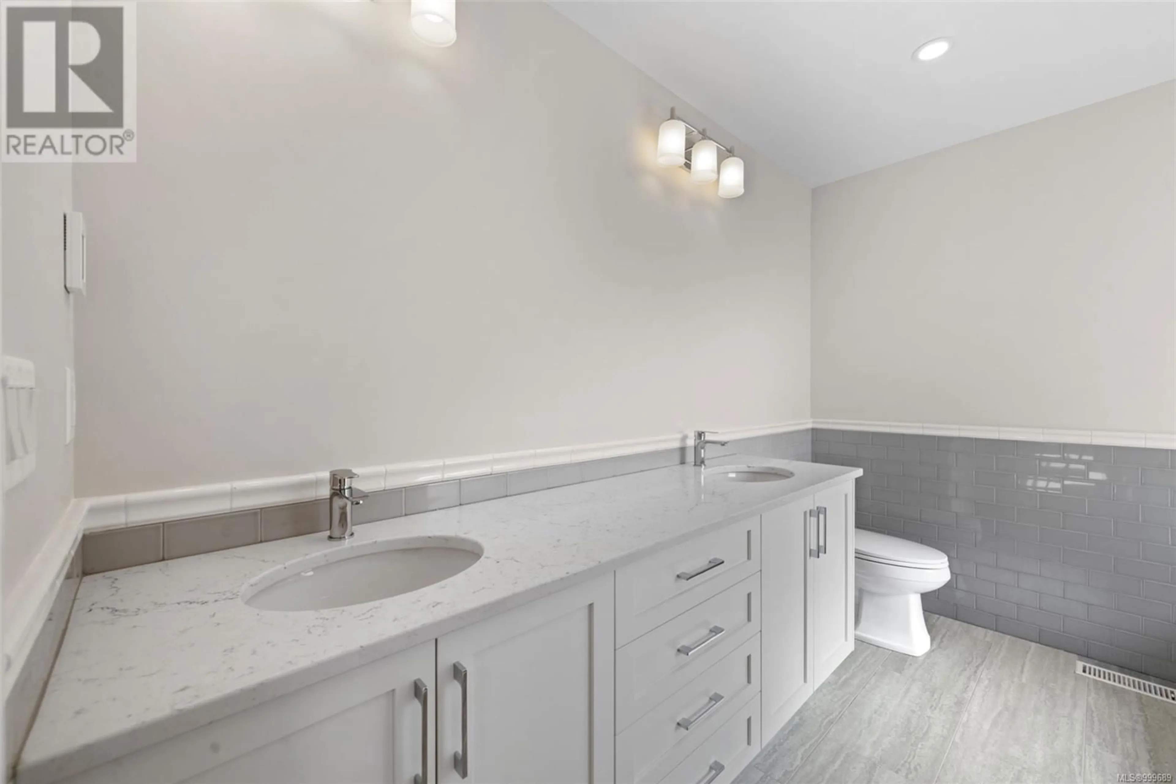Contemporary bathroom, ceramic/tile floor for 3147 BOWKETT PLACE, Saanich British Columbia V8Z1K9