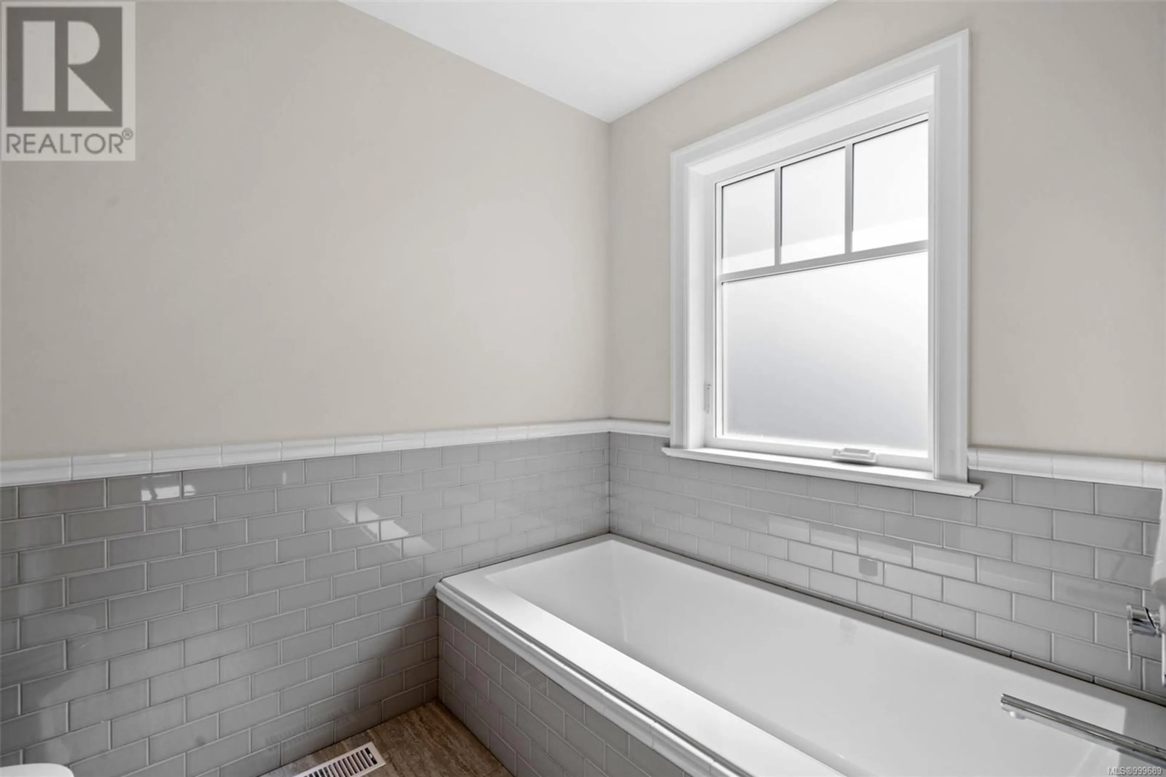 Standard bathroom, ceramic/tile floor for 3147 BOWKETT PLACE, Saanich British Columbia V8Z1K9