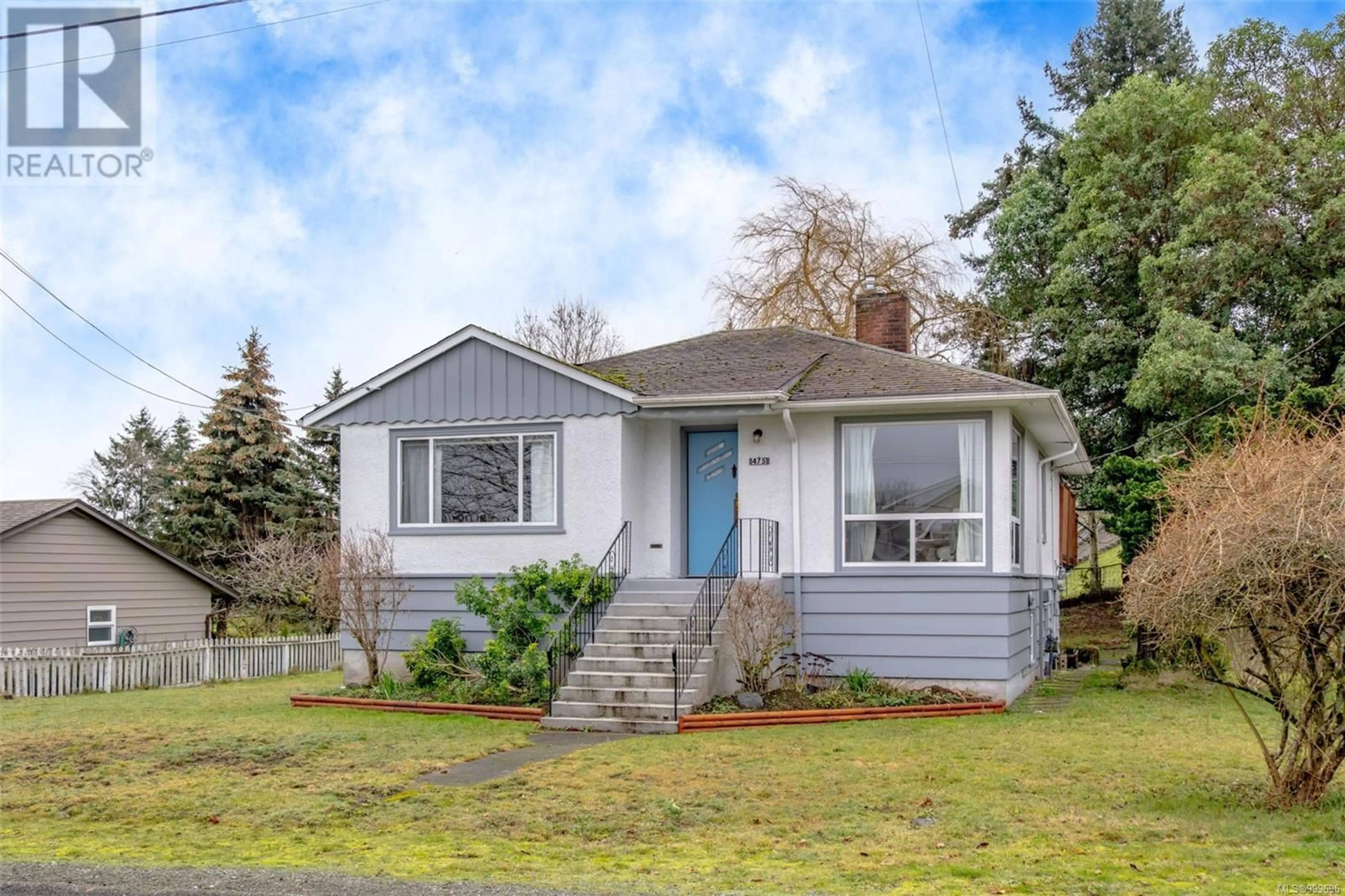 Home with vinyl exterior material, street for 475 MAPLE STREET, Nanaimo British Columbia V9S2J4
