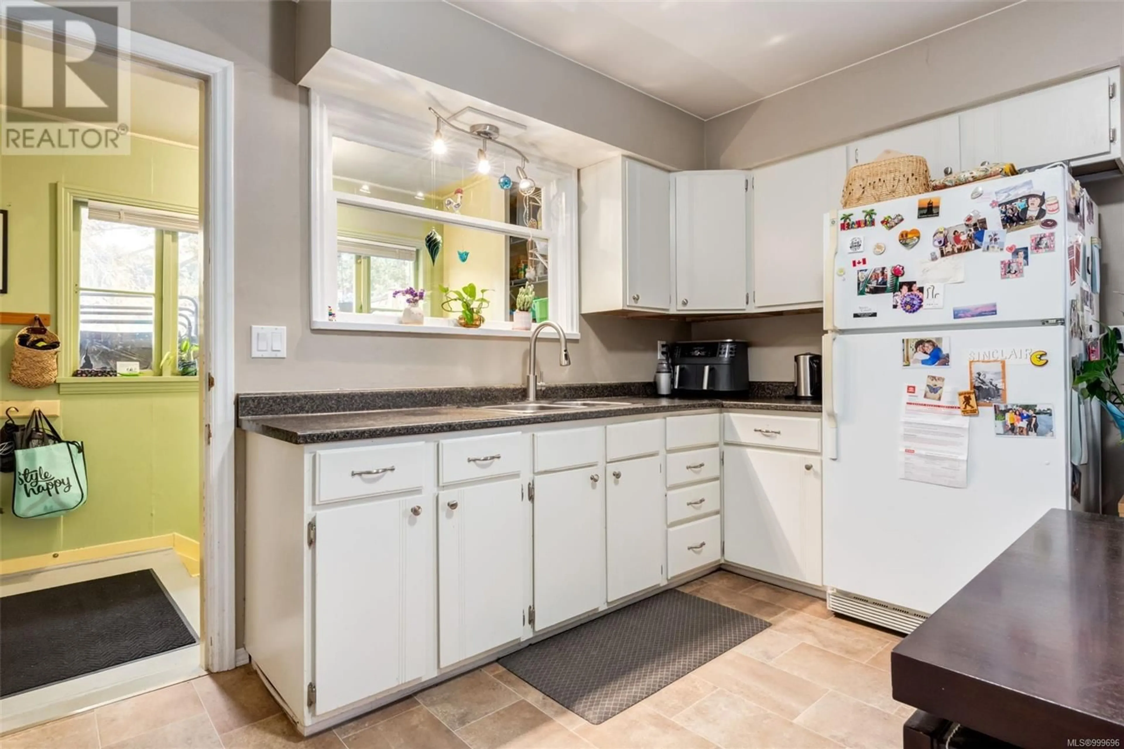 Open concept kitchen, ceramic/tile floor for 475 MAPLE STREET, Nanaimo British Columbia V9S2J4