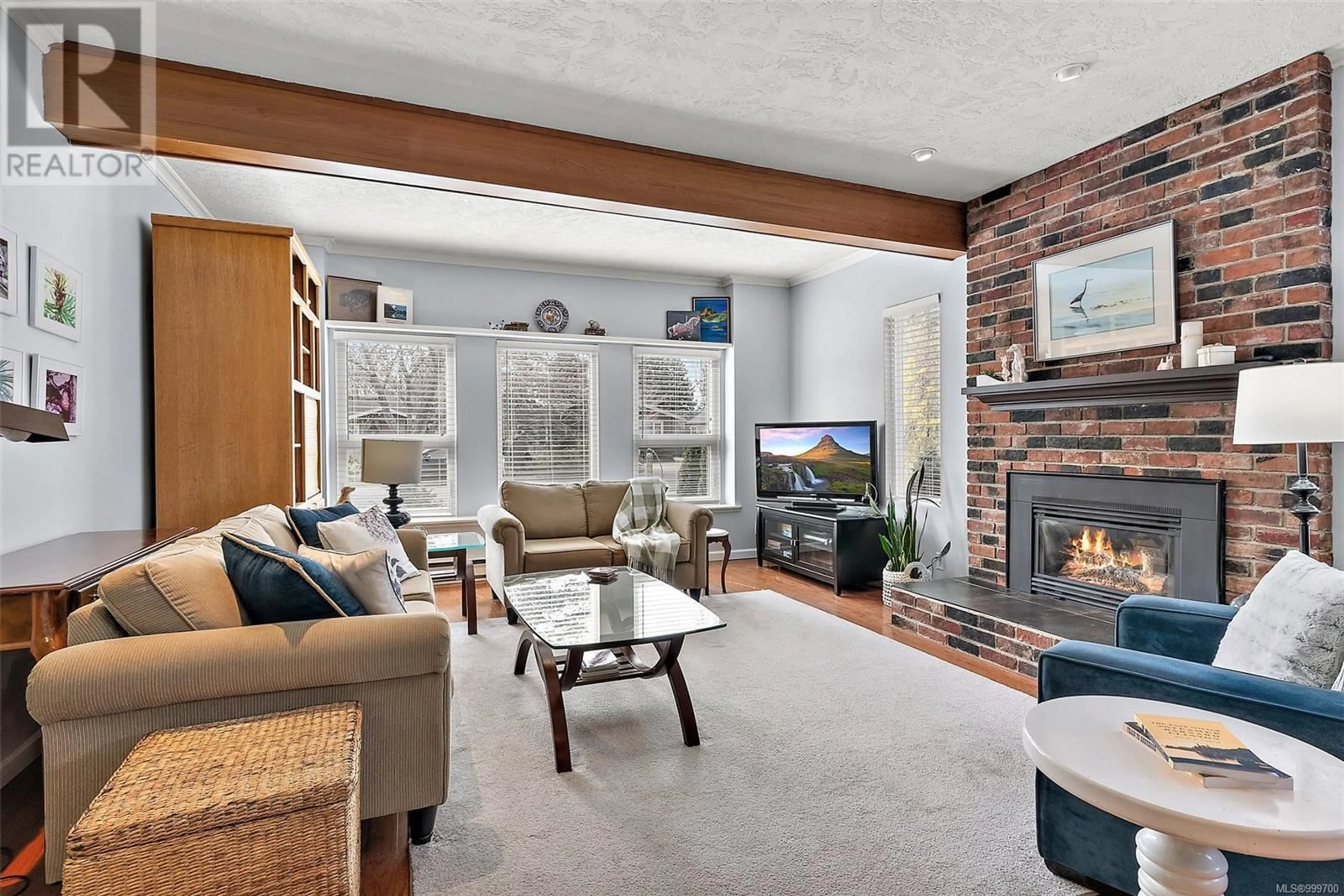 Living room with furniture, unknown for 2298 MALAVIEW AVENUE, Sidney British Columbia V8L2E8
