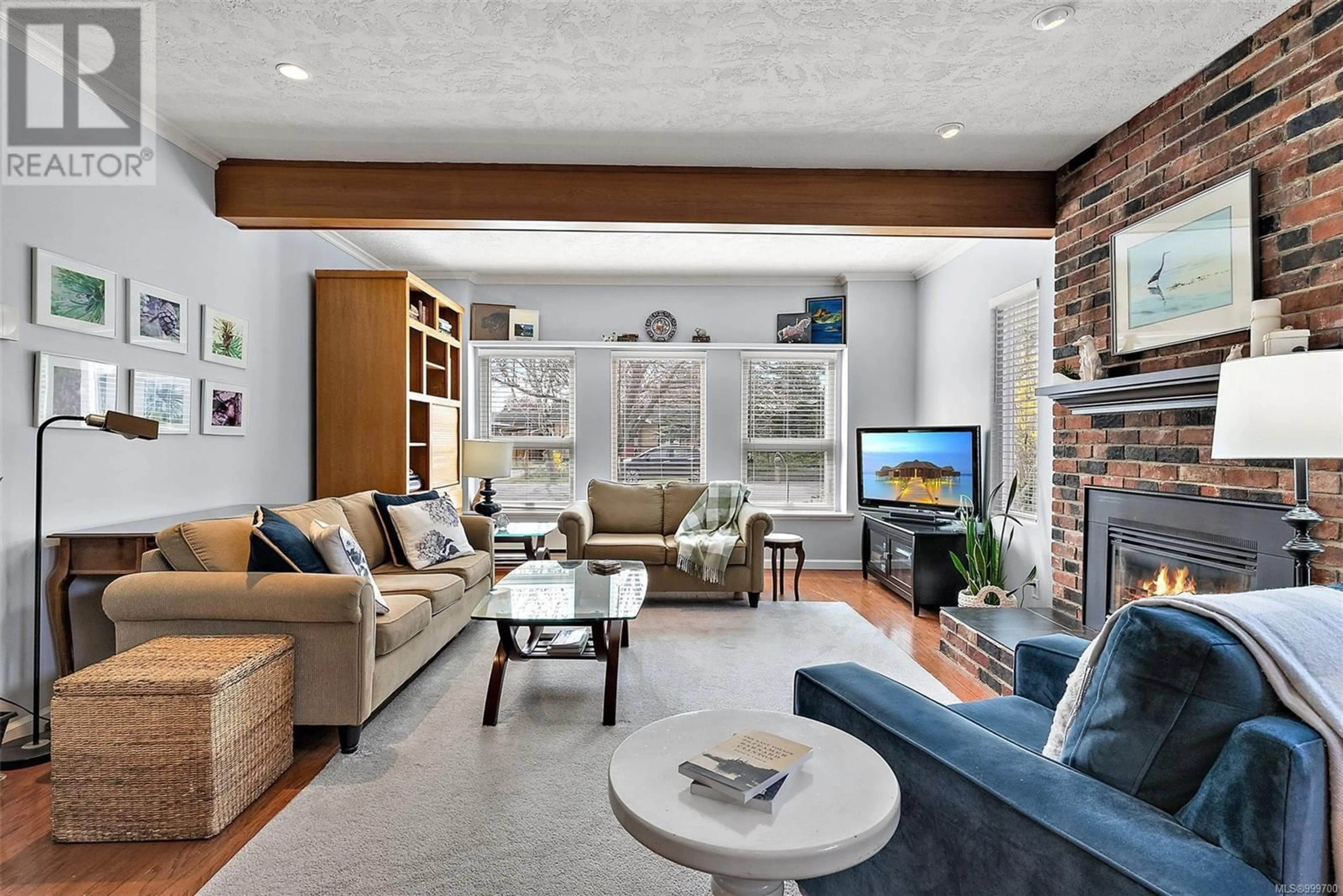 Living room with furniture, unknown for 2298 MALAVIEW AVENUE, Sidney British Columbia V8L2E8