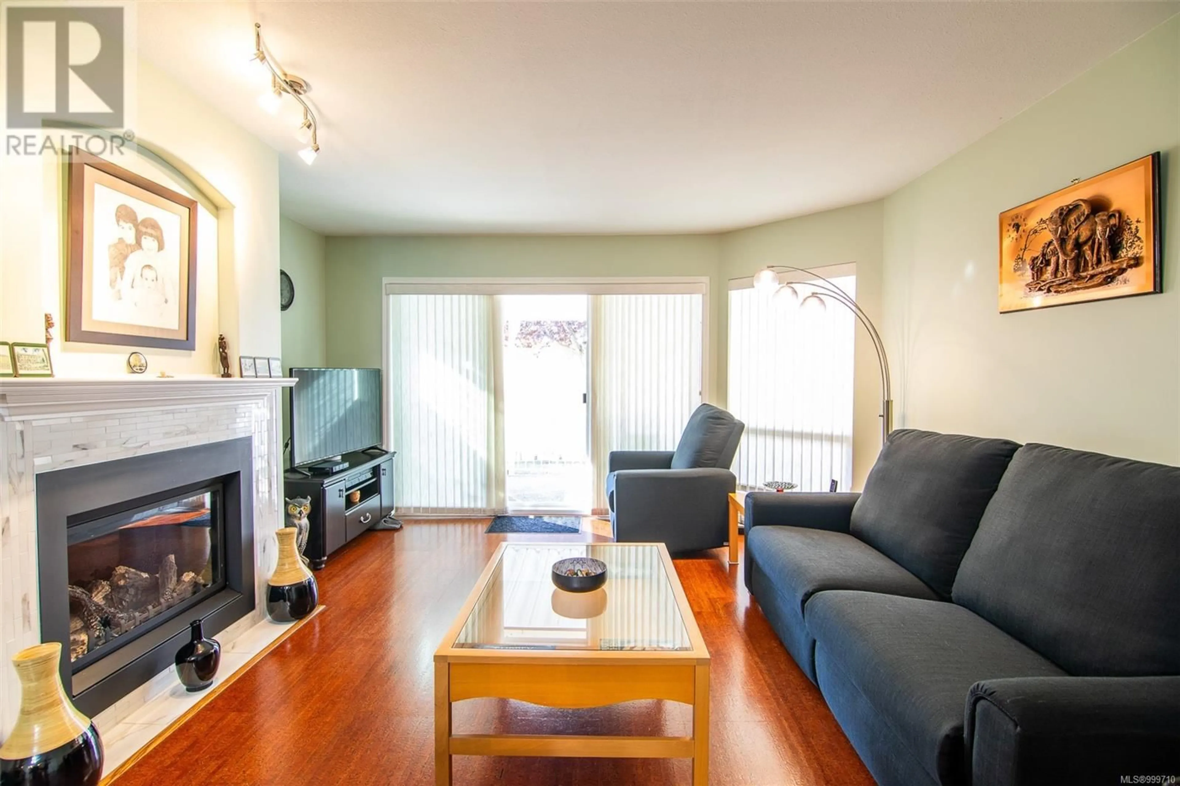 Living room with furniture, wood/laminate floor for 20 - 310 PYM STREET NORTH, Parksville British Columbia V9P2P4