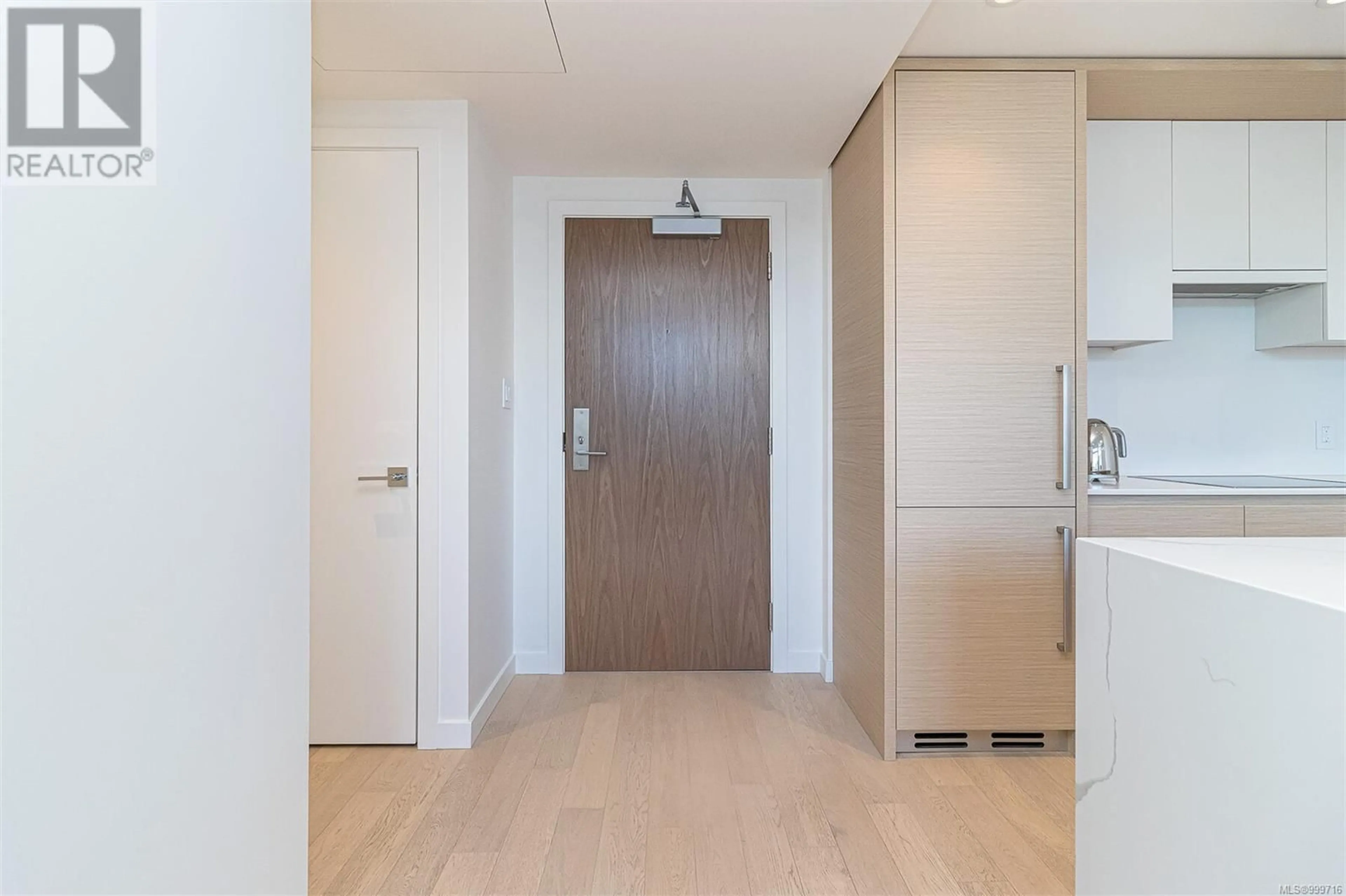 Indoor foyer for 410 - 530 MICHIGAN STREET, Victoria British Columbia V8V0G2