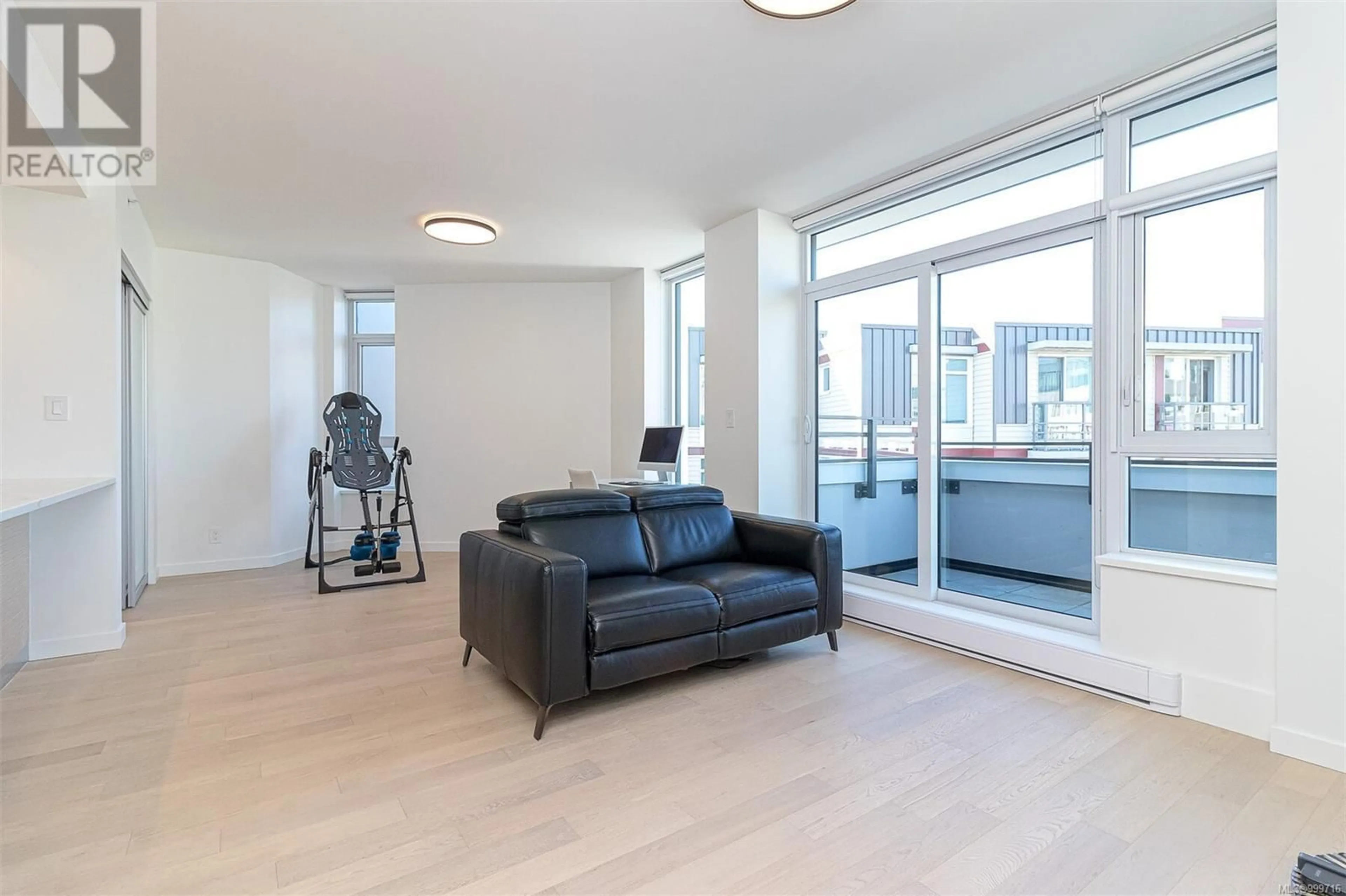 Living room with furniture, wood/laminate floor for 410 - 530 MICHIGAN STREET, Victoria British Columbia V8V0G2