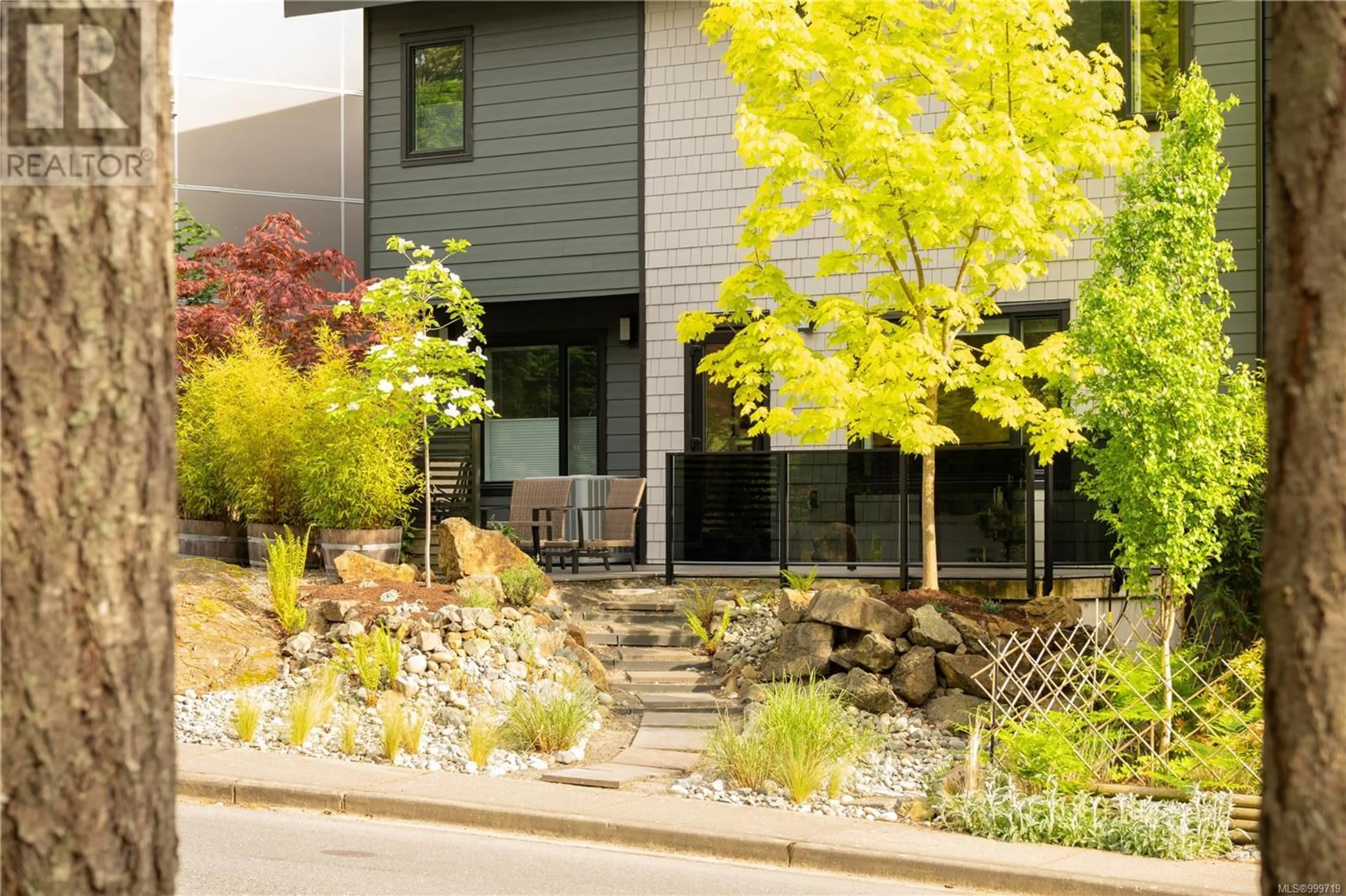 Patio, street for 114 AMPHION TERRACE, Nanaimo British Columbia V9T0J1