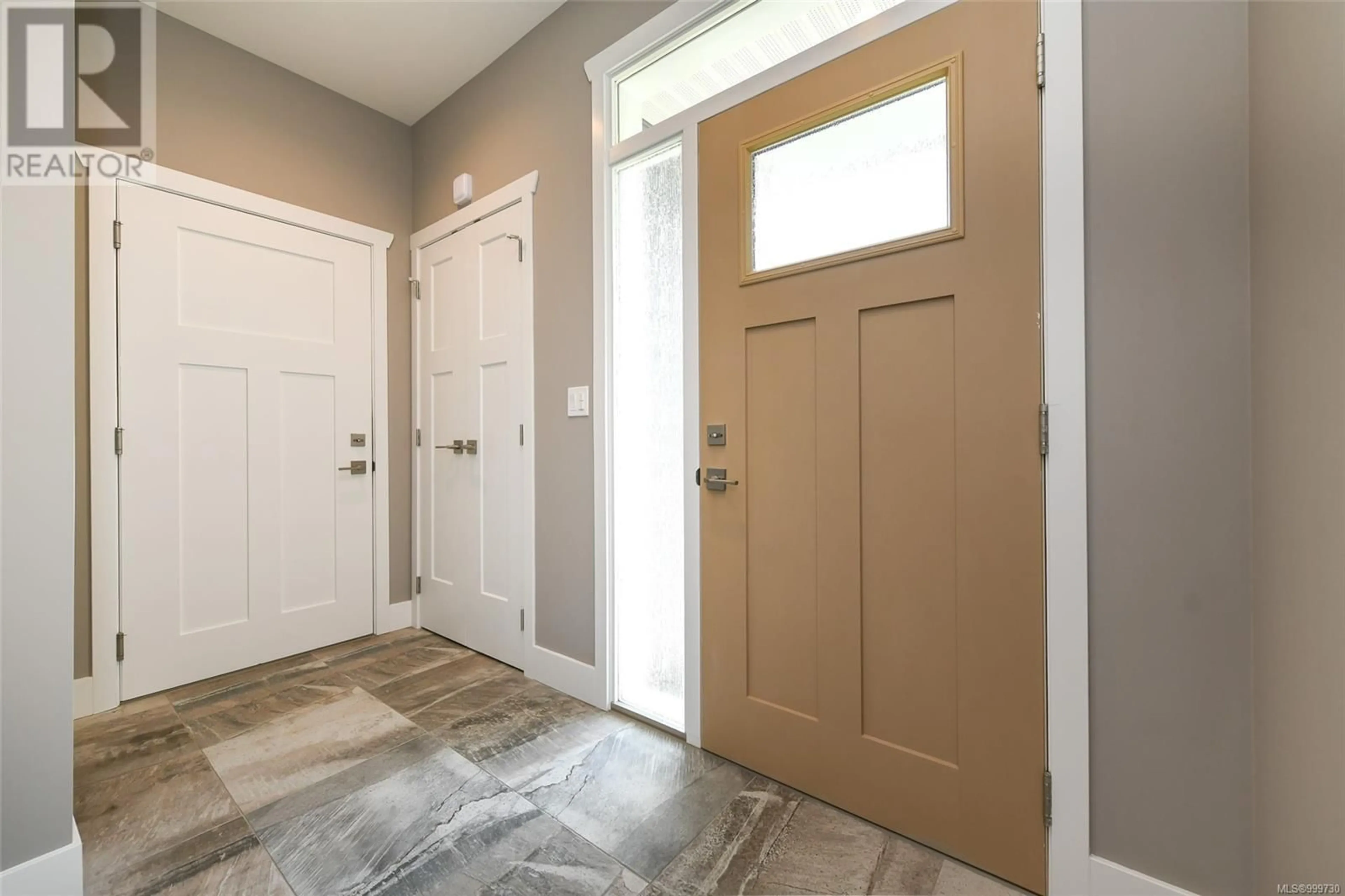 Indoor entryway for 2523 BRANCH AVENUE, Courtenay British Columbia V9N0E6