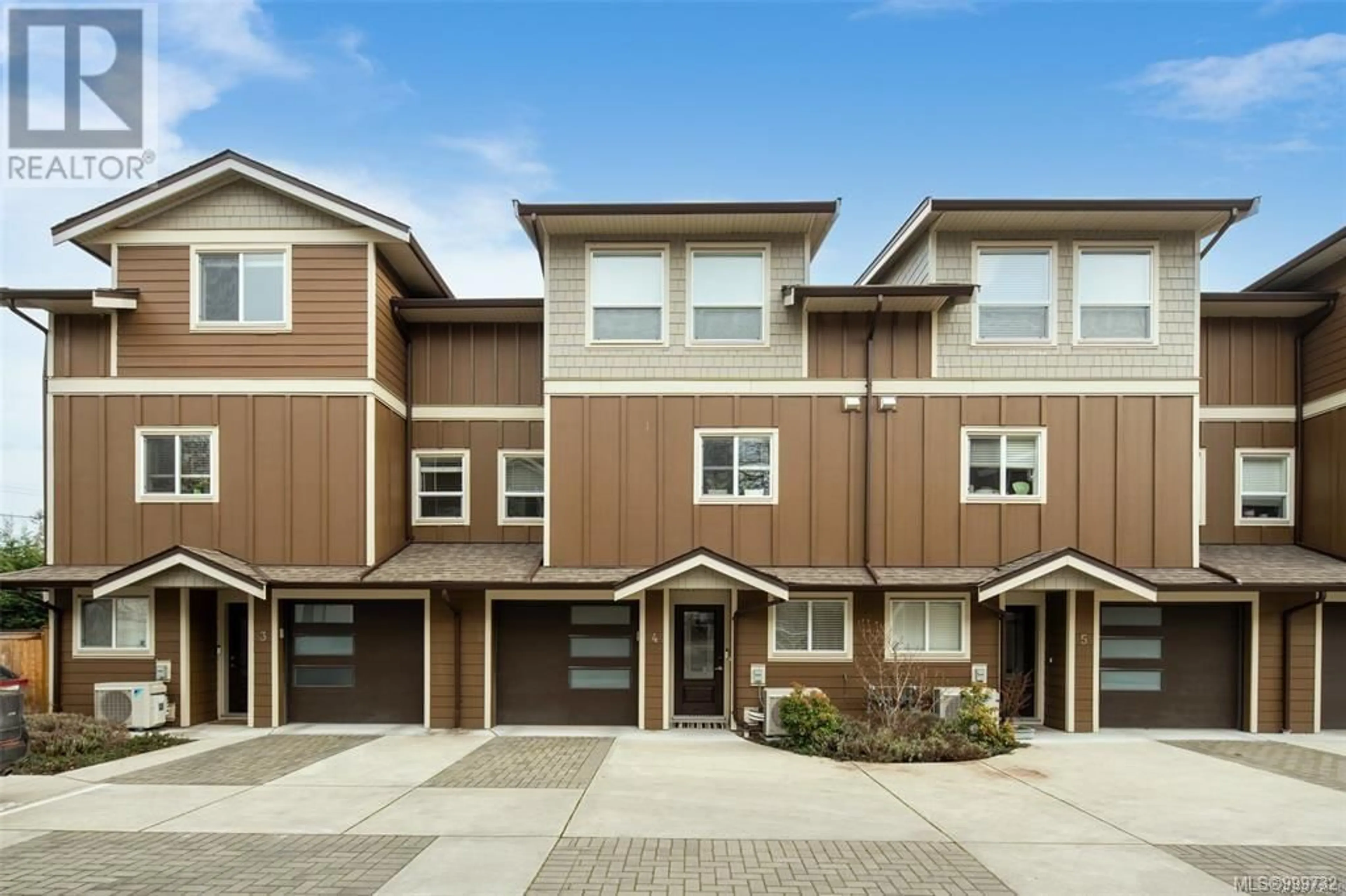 Home with vinyl exterior material, street for 4 - 2923 SHELBOURNE STREET, Victoria British Columbia V8R4M7