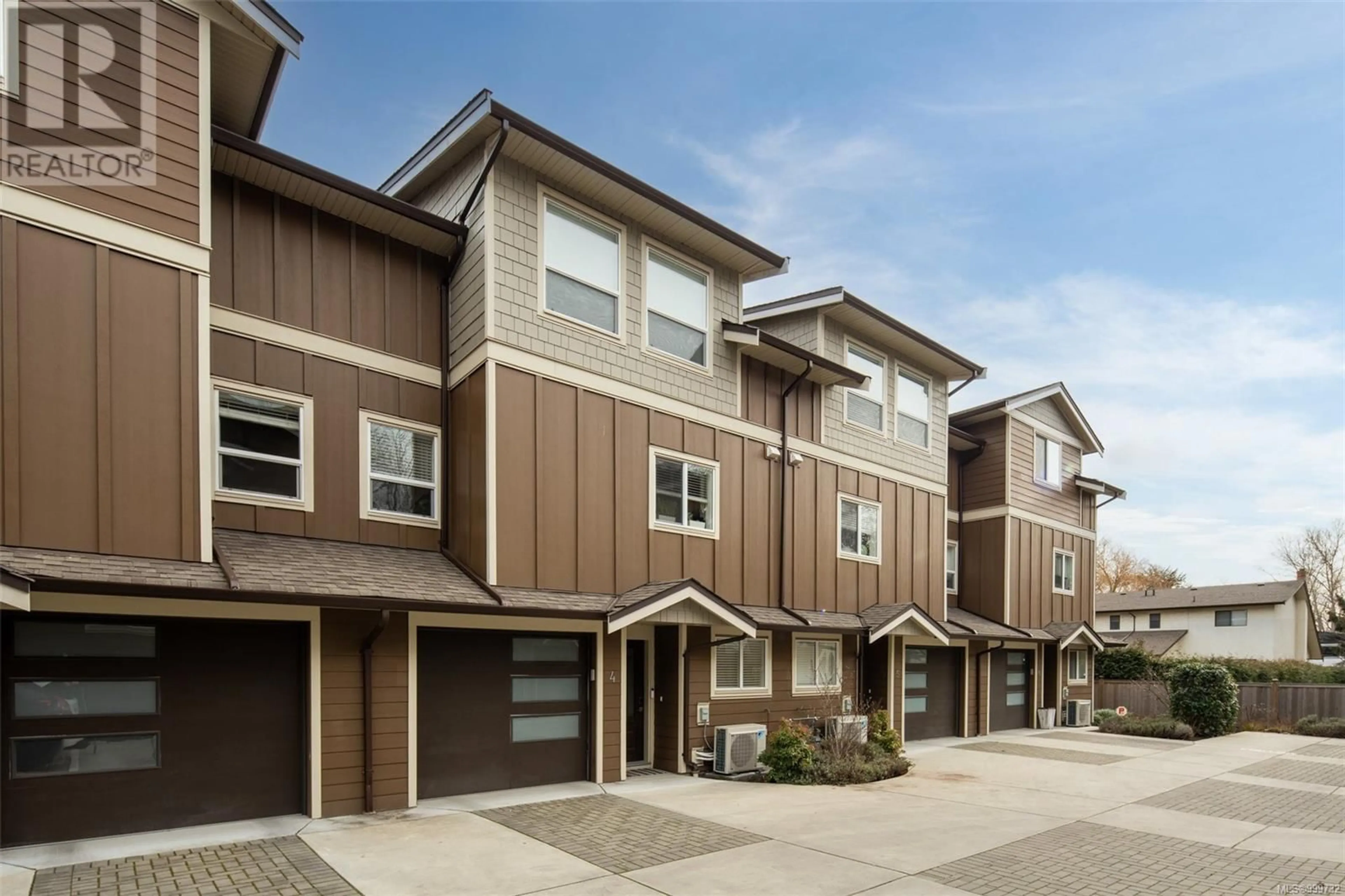 Home with vinyl exterior material, street for 4 - 2923 SHELBOURNE STREET, Victoria British Columbia V8R4M7