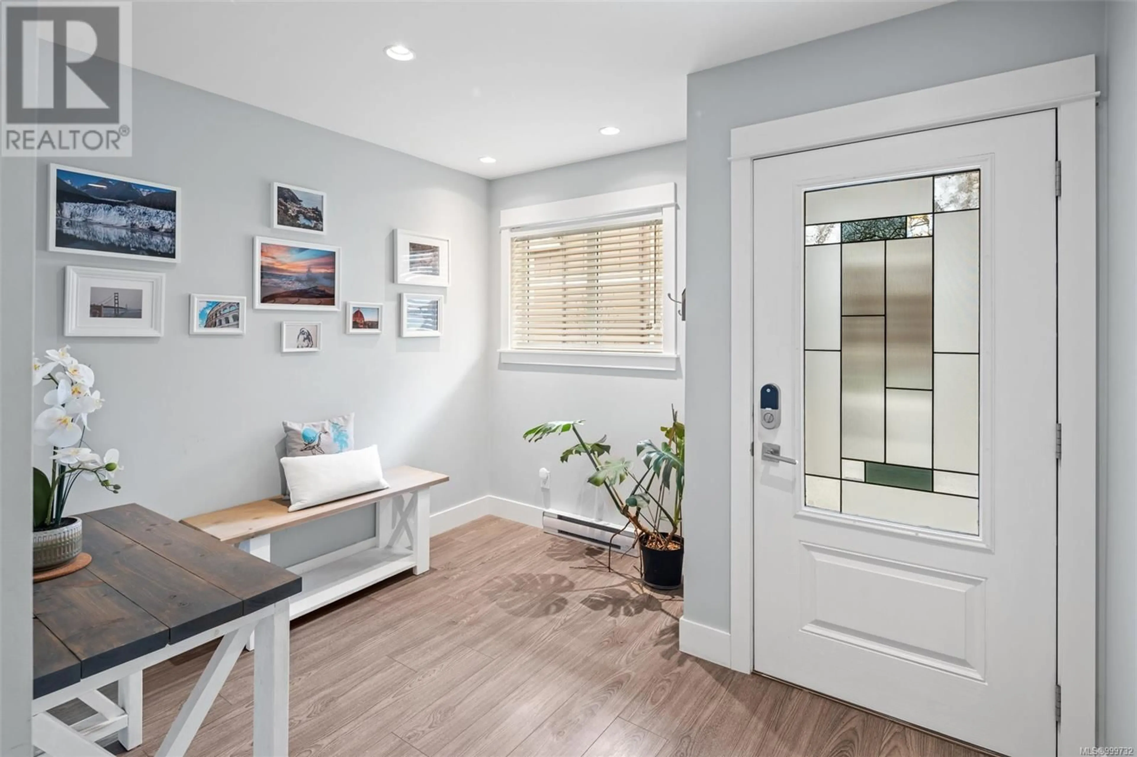 Indoor entryway for 4 - 2923 SHELBOURNE STREET, Victoria British Columbia V8R4M7