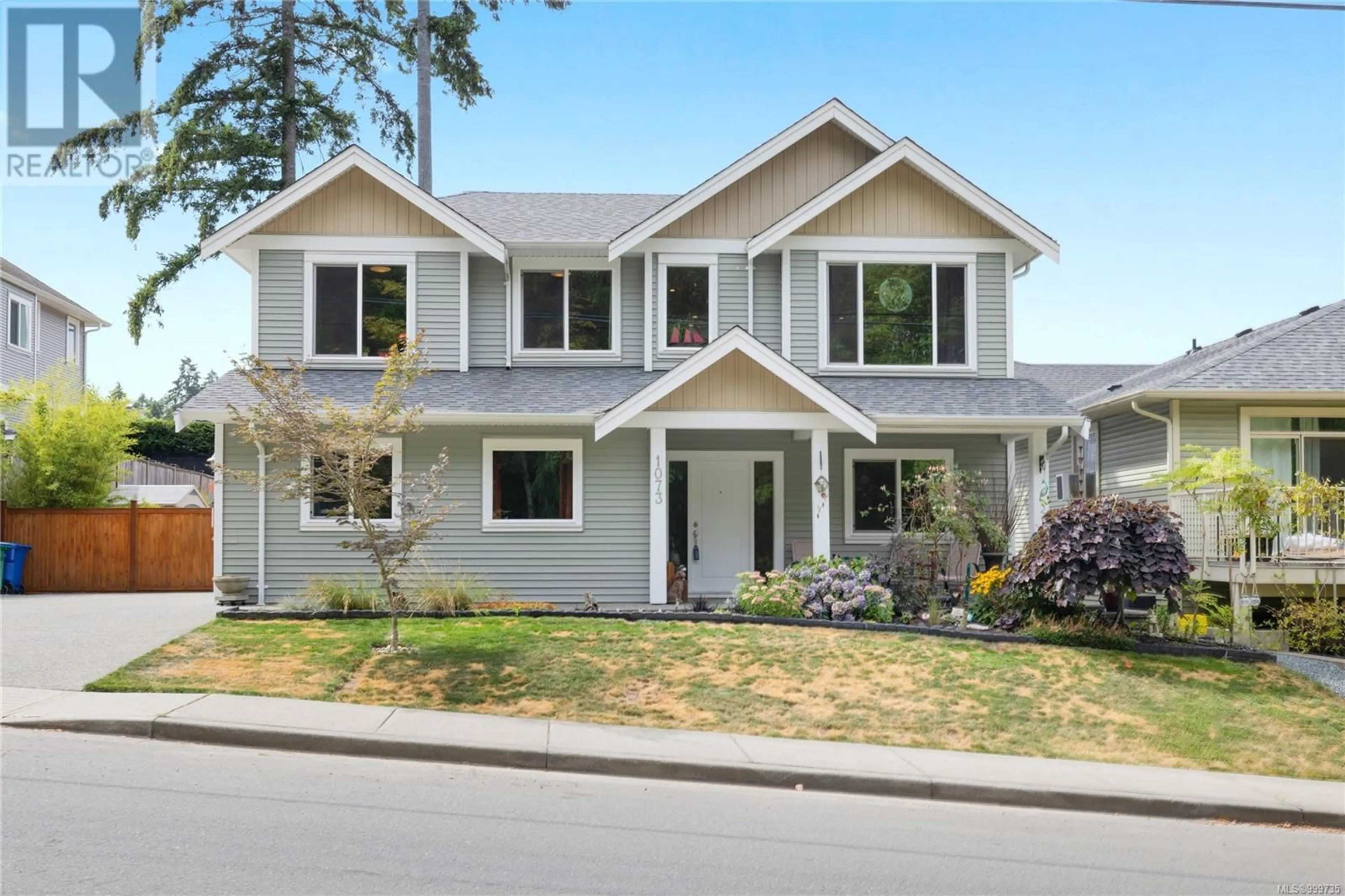 Home with vinyl exterior material, street for 1073 DOUGLAS AVENUE, Nanaimo British Columbia V9R0E3