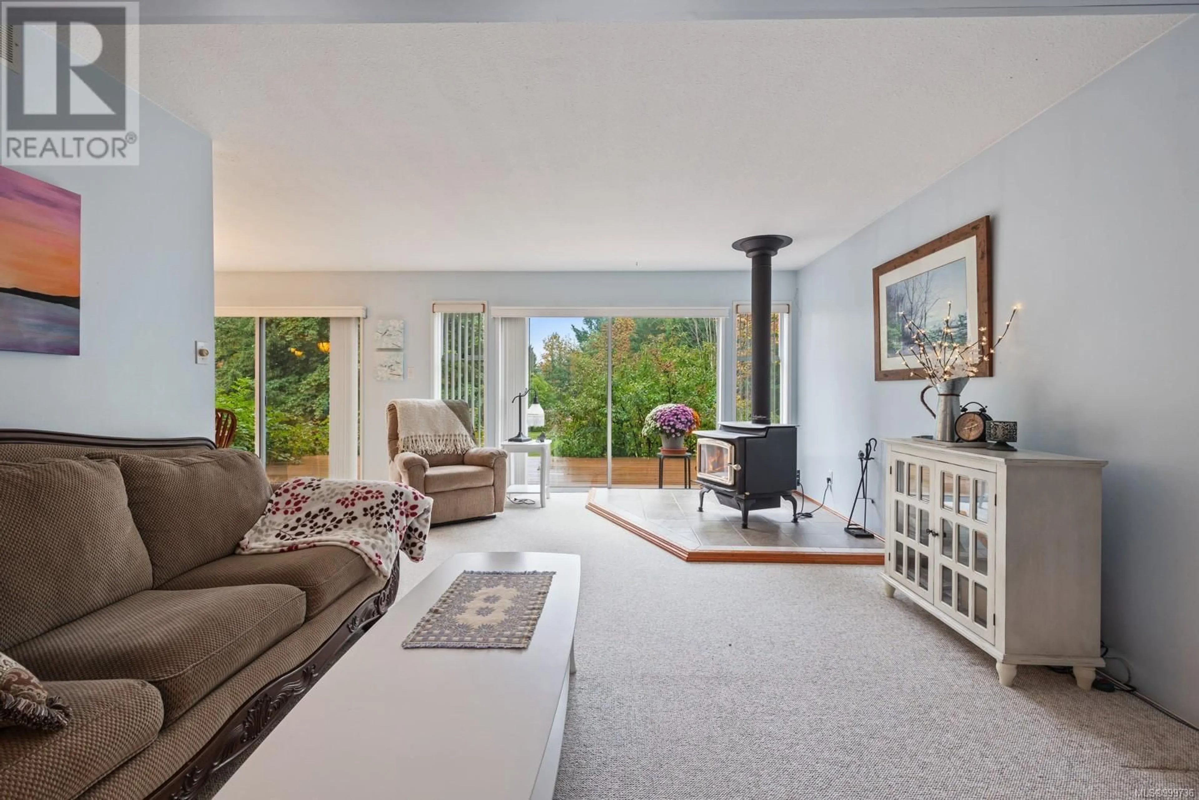 Living room with furniture, unknown for 5910 SEA TERRACE ROAD, Courtenay British Columbia V9J1W1