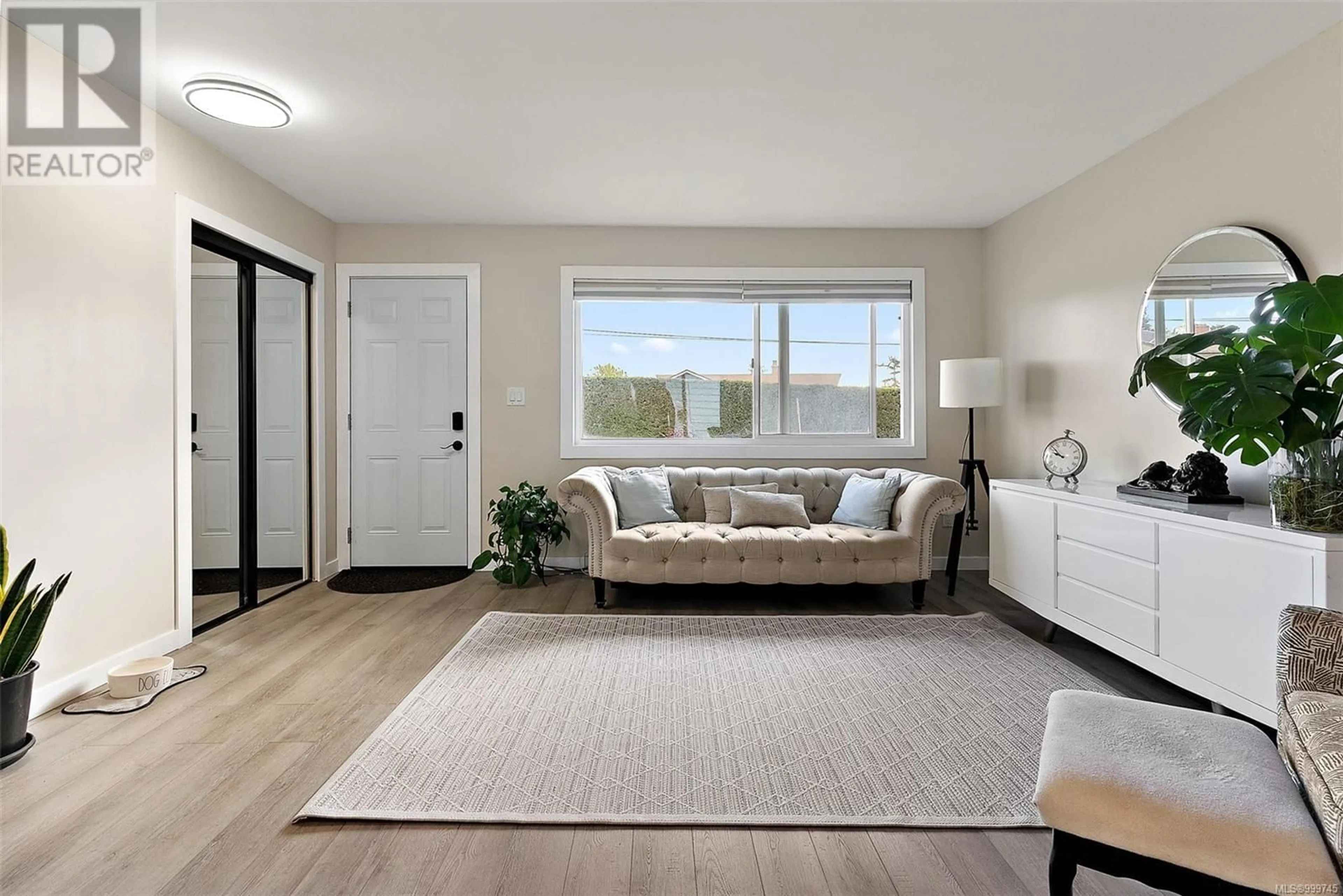 Living room with furniture, unknown for 8046 LOCHSIDE, Central Saanich British Columbia V8M1V5