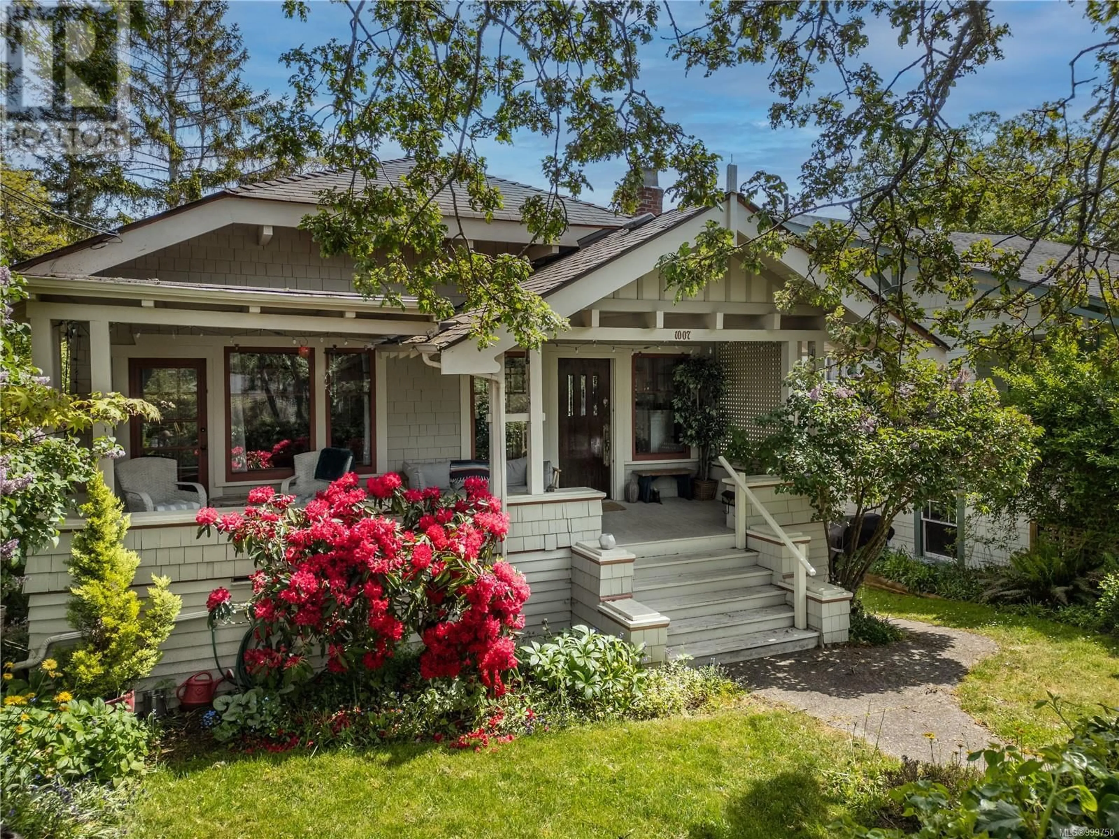 Home with vinyl exterior material, street for 1007 AMPHION STREET, Victoria British Columbia V8S4G2
