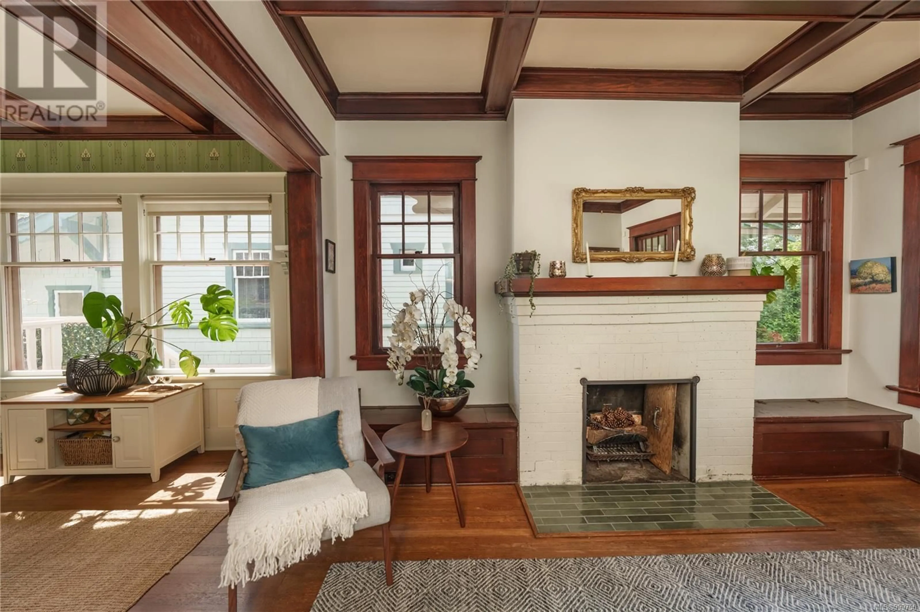 Living room with furniture, unknown for 1007 AMPHION STREET, Victoria British Columbia V8S4G2