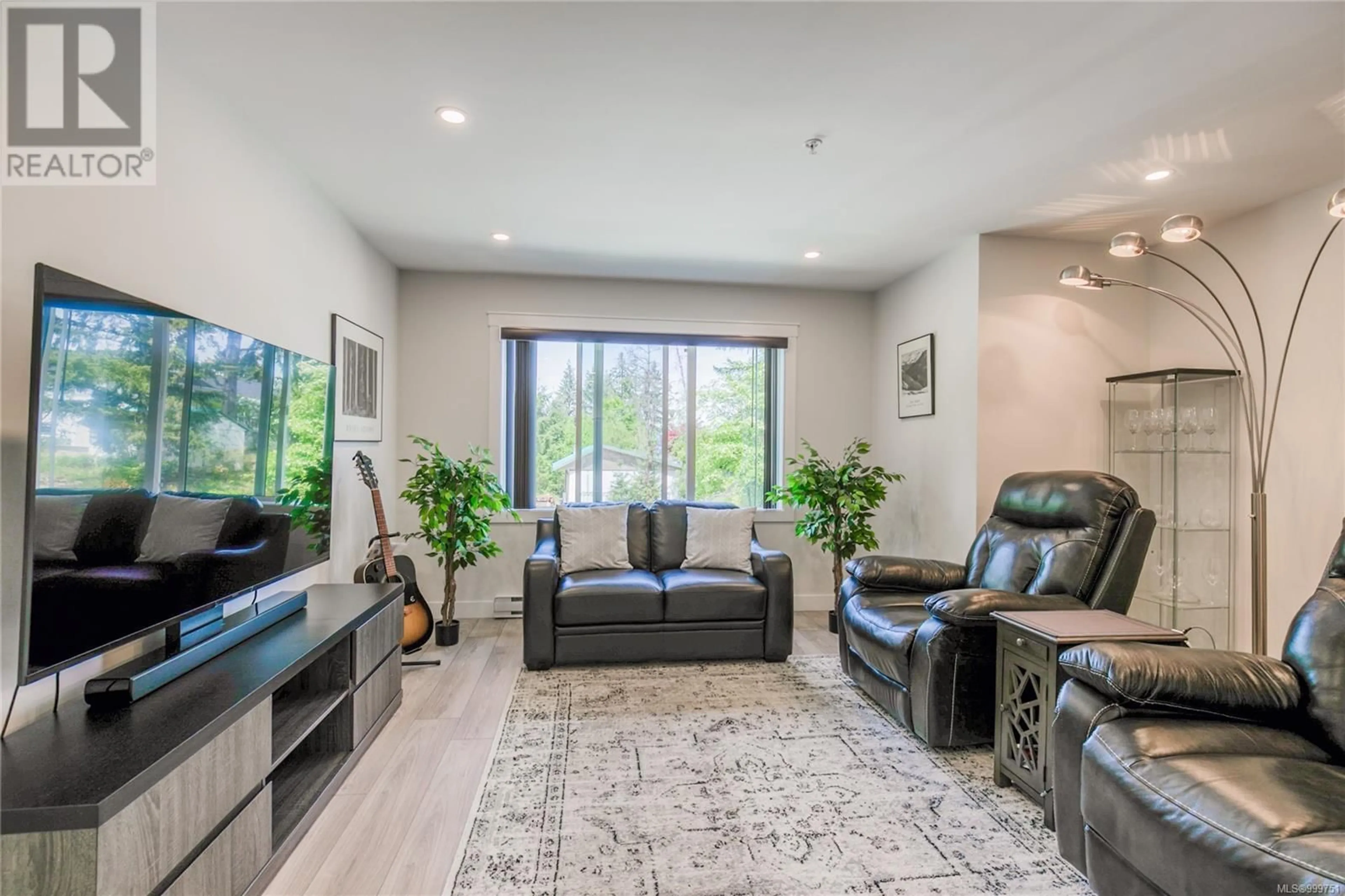 Living room with furniture, unknown for 142 - 600 NINTH STREET, Nanaimo British Columbia V9R0L4