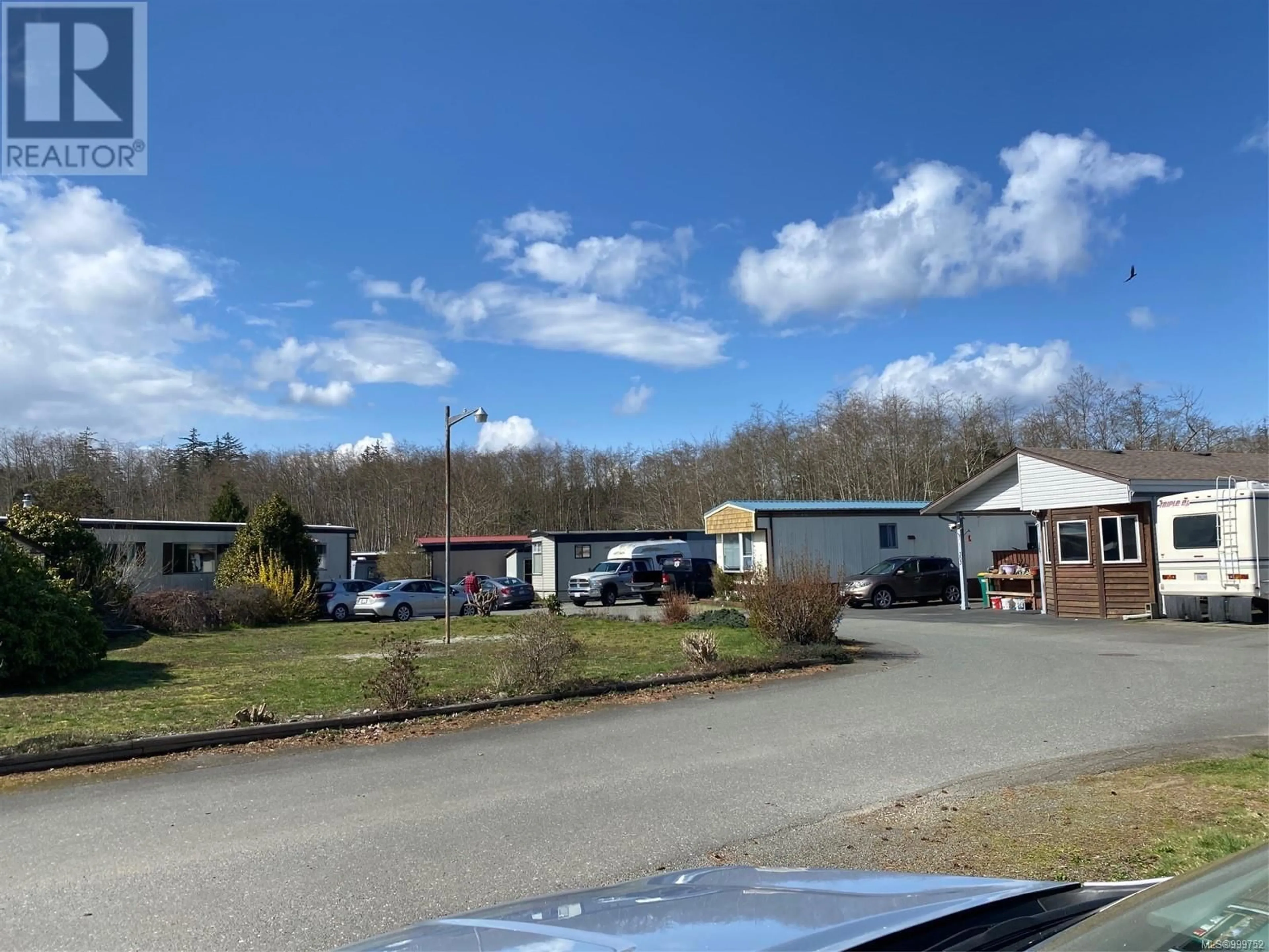 A pic from outside/outdoor area/front of a property/back of a property/a pic from drone, mountain view for 304 - 3120 ISLAND HIGHWAY NORTH, Campbell River British Columbia V9W5G1